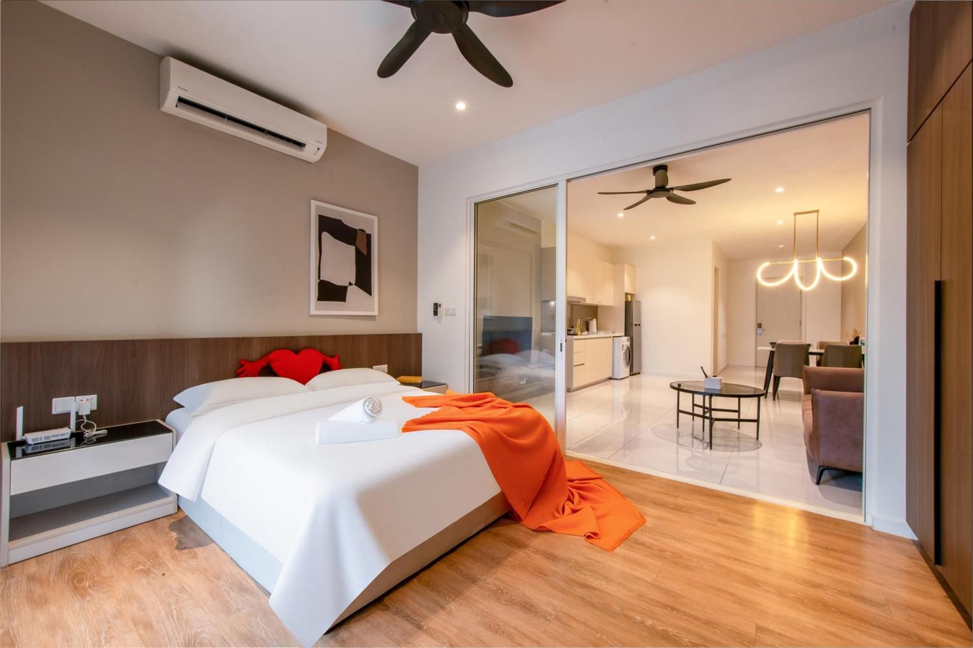 KLCC Quill Mall Cityview 1BR Unit With 1Bathroom(Balcony/Kitchen/ Refrigerator/Washer-Dryer/ Living Room/Free Parking)