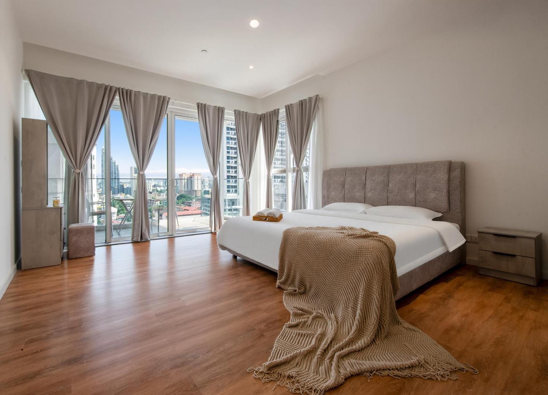 KLCC Quill Cityview 3BR Unit With 2Bathroom(Balcony/Kitchen/ Refrigerator/Washer-Dryer/ Living Room/Free Parking)