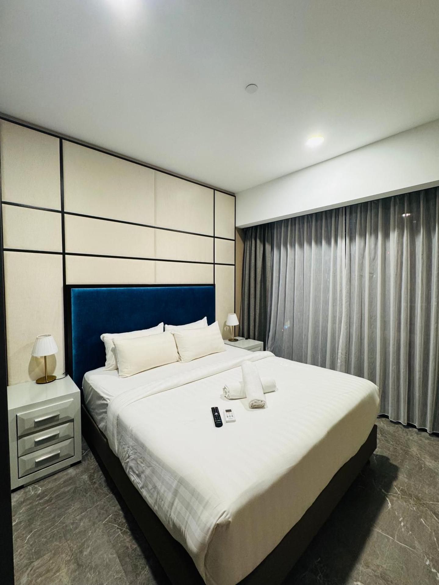King Studio with Sofa Bed