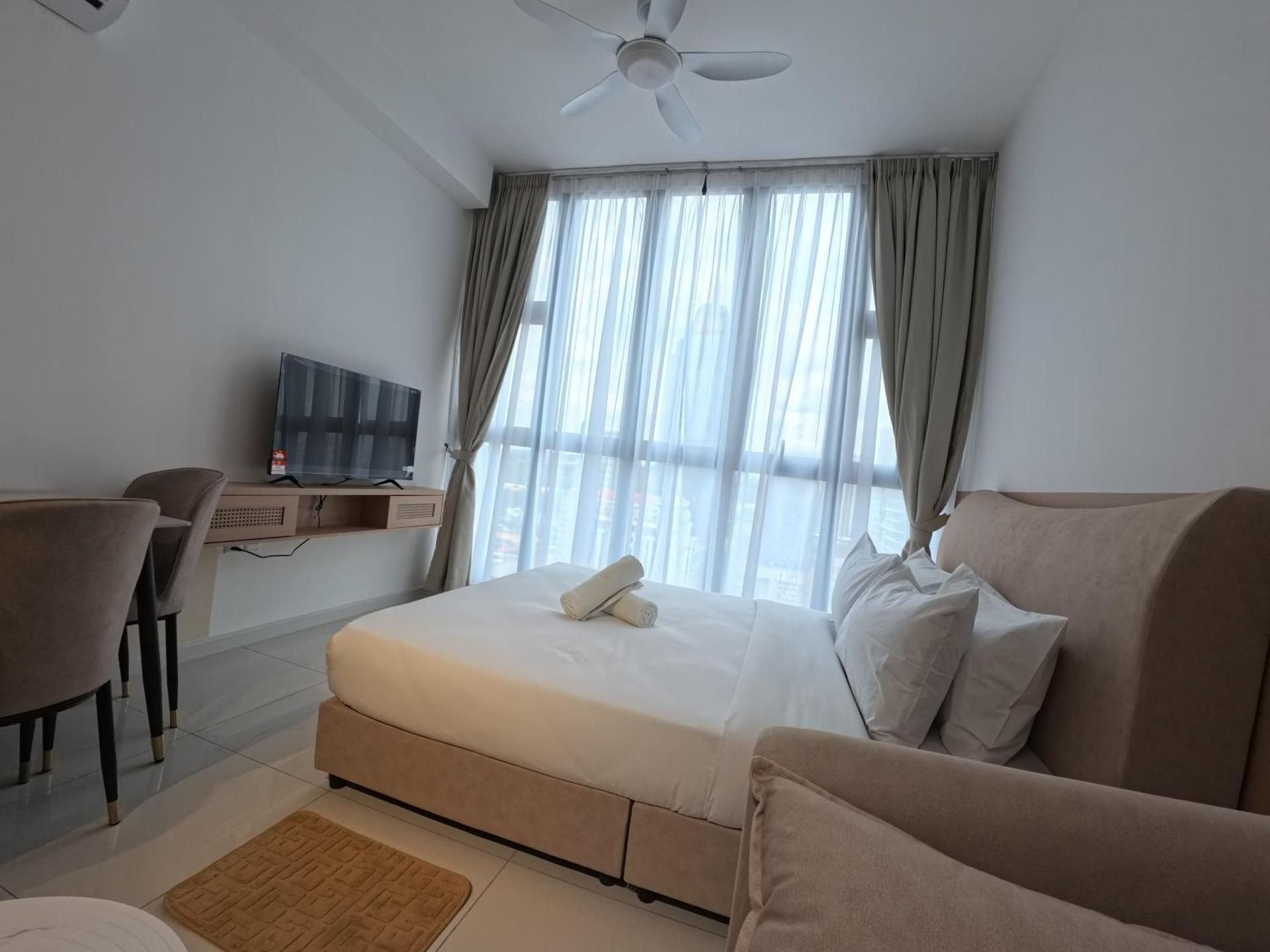One-Bedroom Apartment With City View