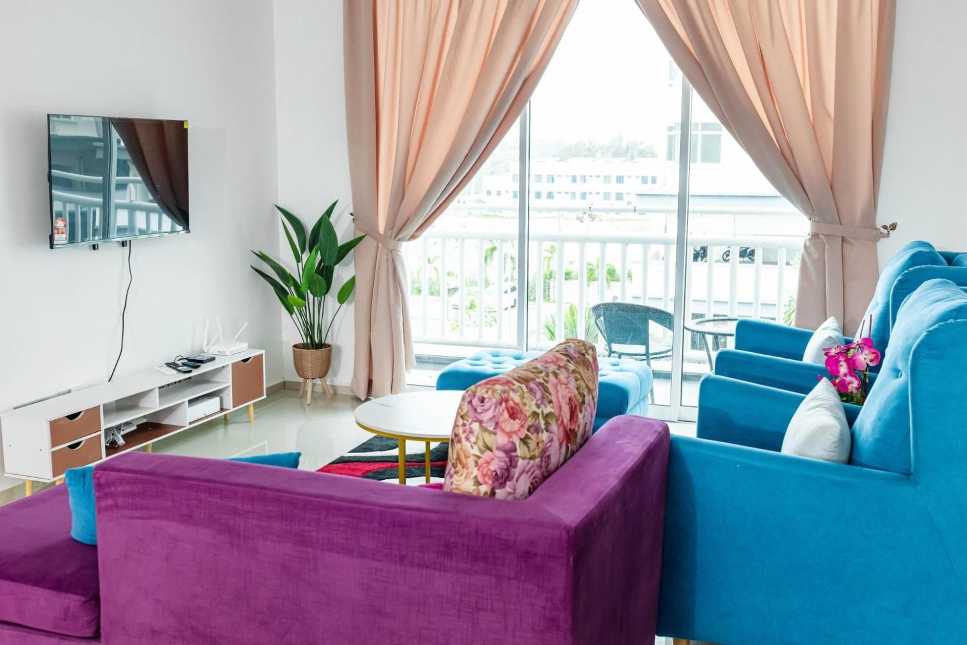 Four-Bedroom Apartment with Balcony 