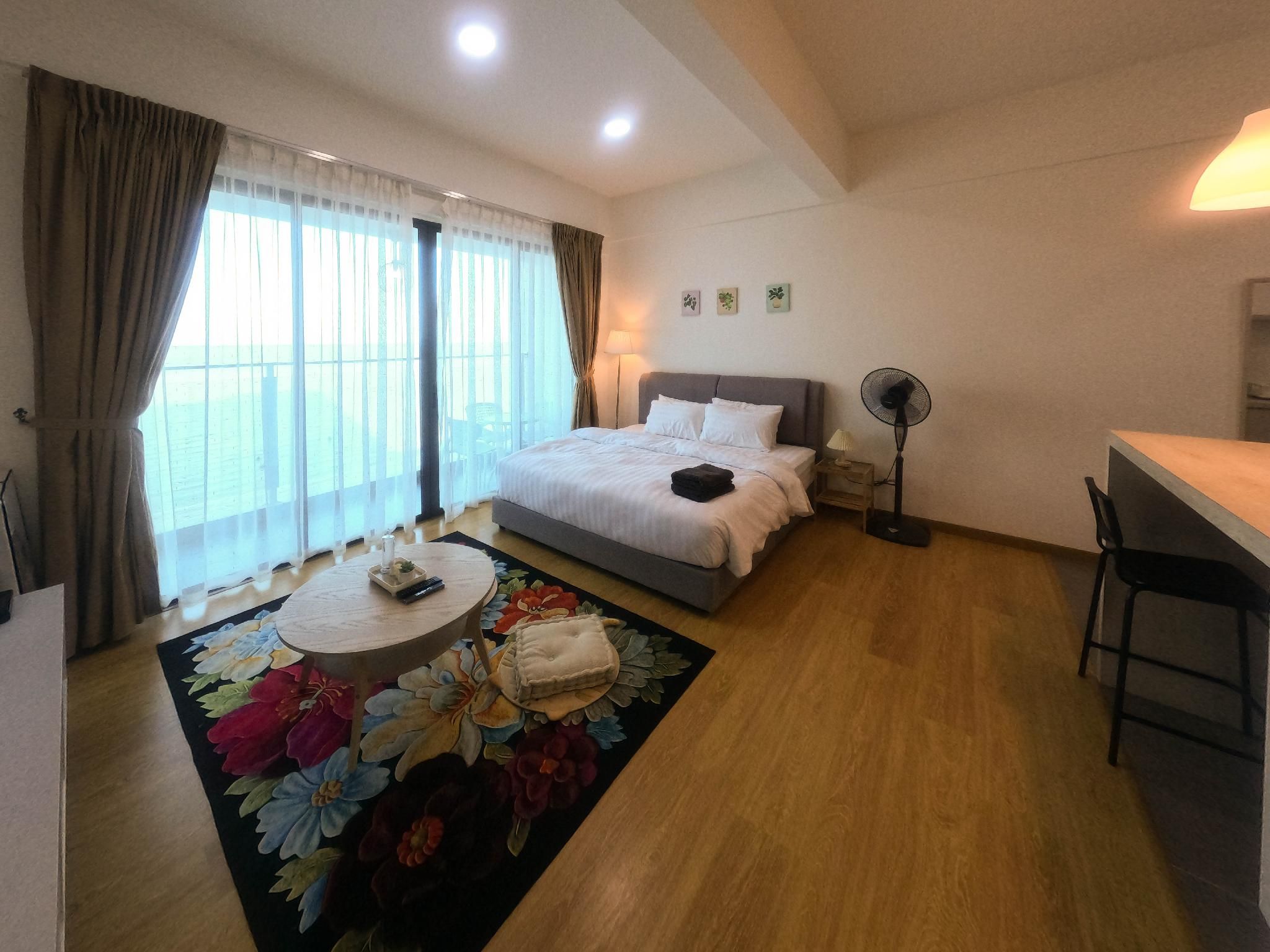 D'Hannz Seaview Balcony with neflix and wifi