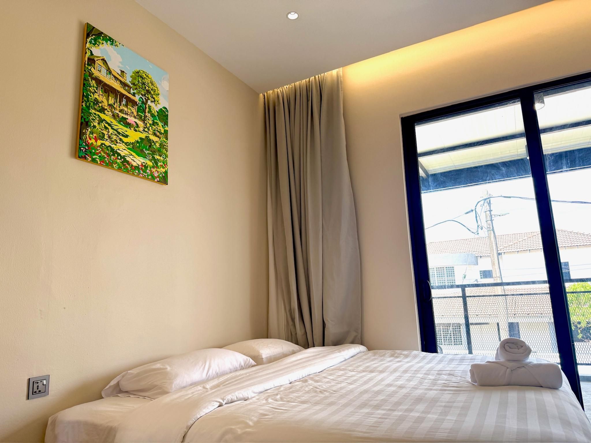 Family 1-Bedroom Hillside Suite with Terrace Bathtub