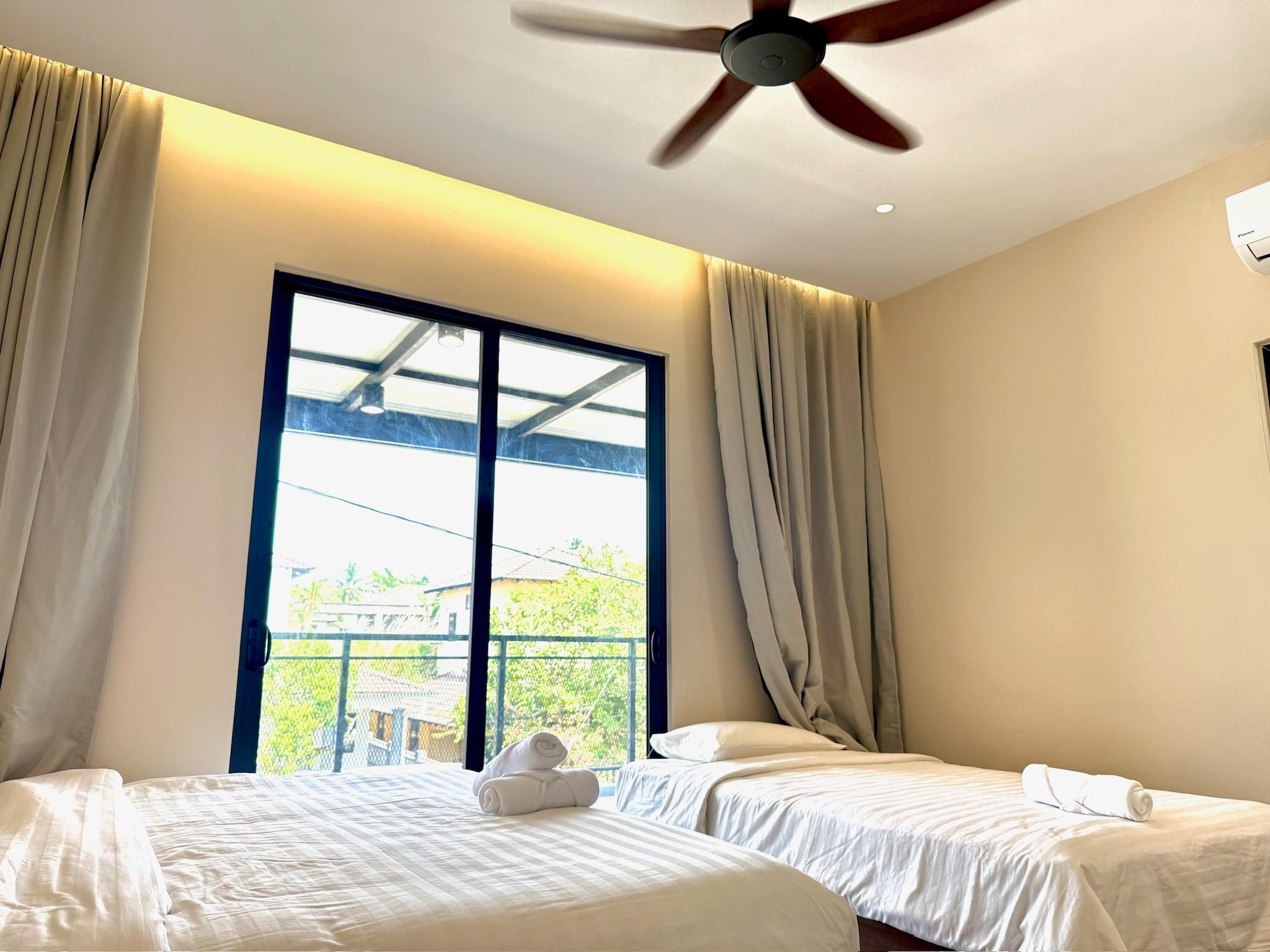 Family 1-Bedroom Hillside Suite with Terrace Bathtub