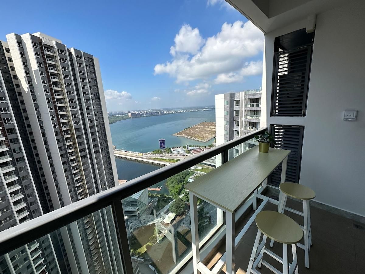 Mahogany Homes @ R&F (free WiFi and 1 Car Park)