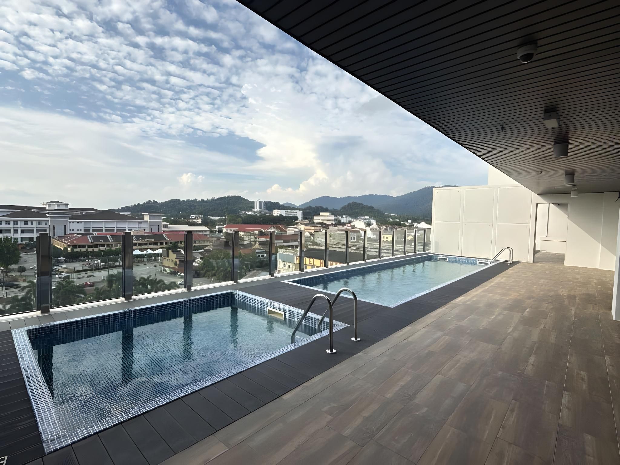 swimming pool [outdoor]