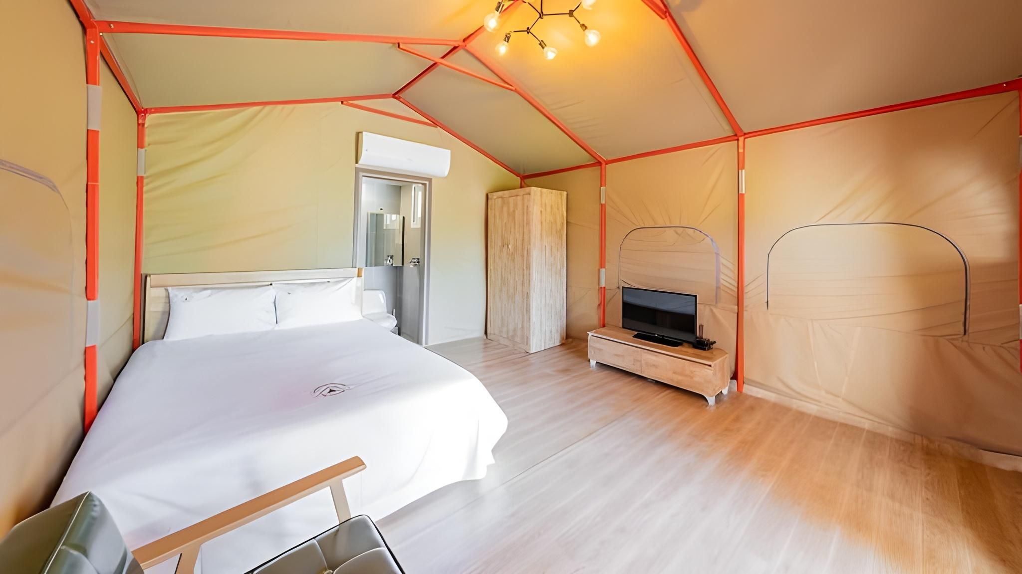 Glamping B1/ No mixed-gender accommodation for 3 or more people (excluding families)