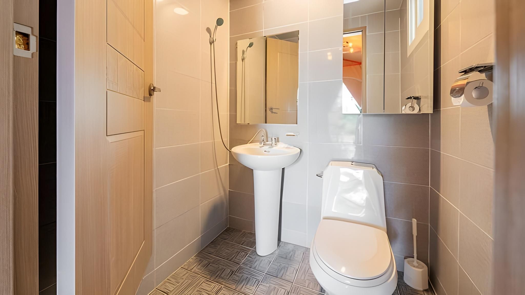 Glamping B1/ No mixed-gender accommodation for 3 or more people (excluding families)