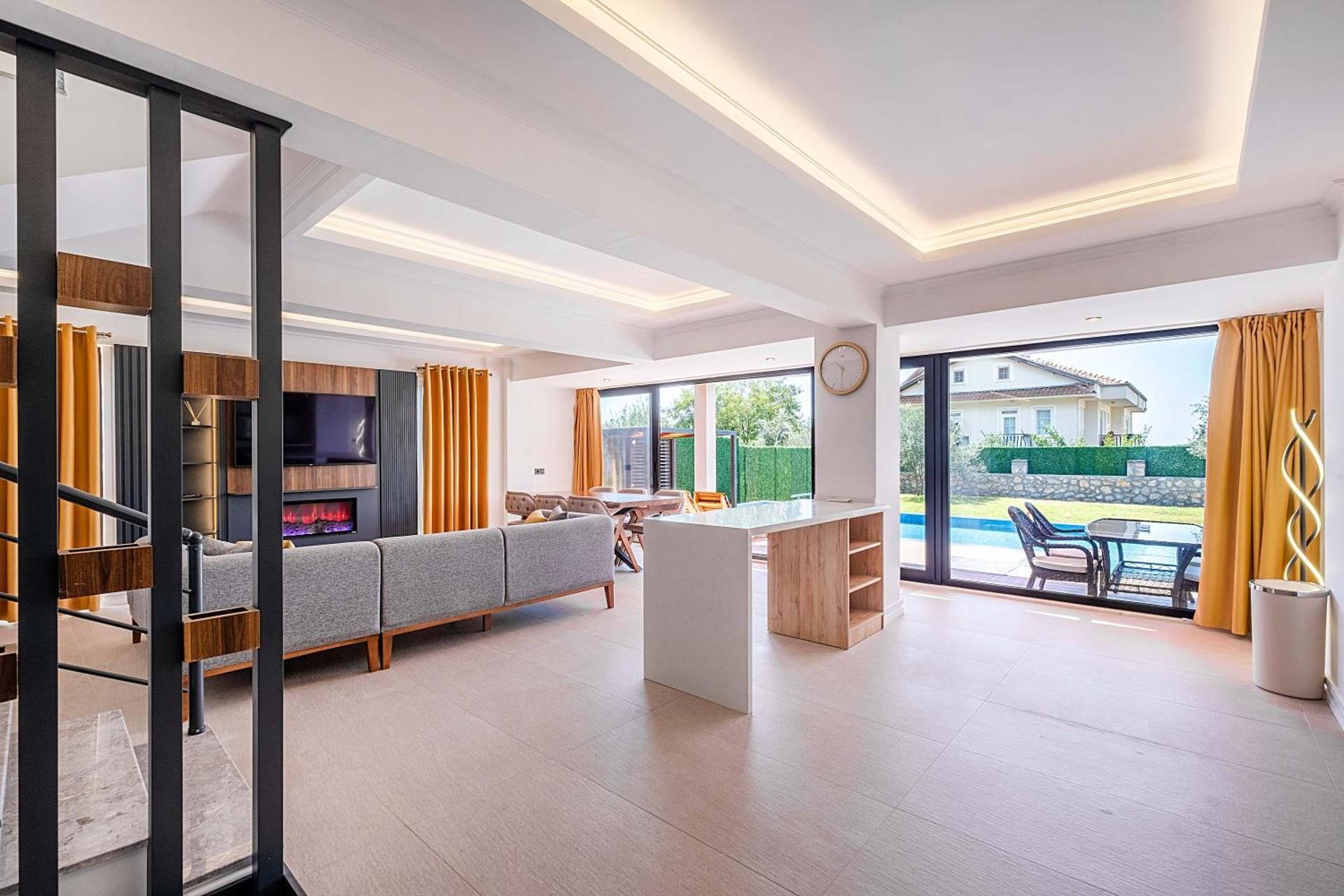 shared lounge/tv area