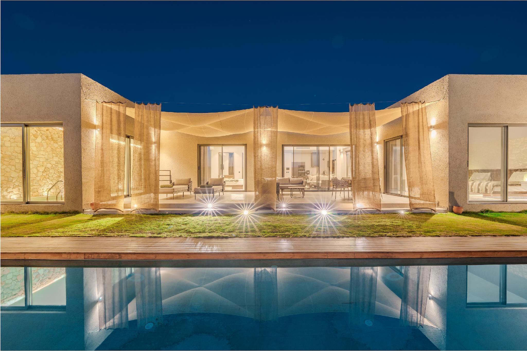 swimming pool [outdoor]