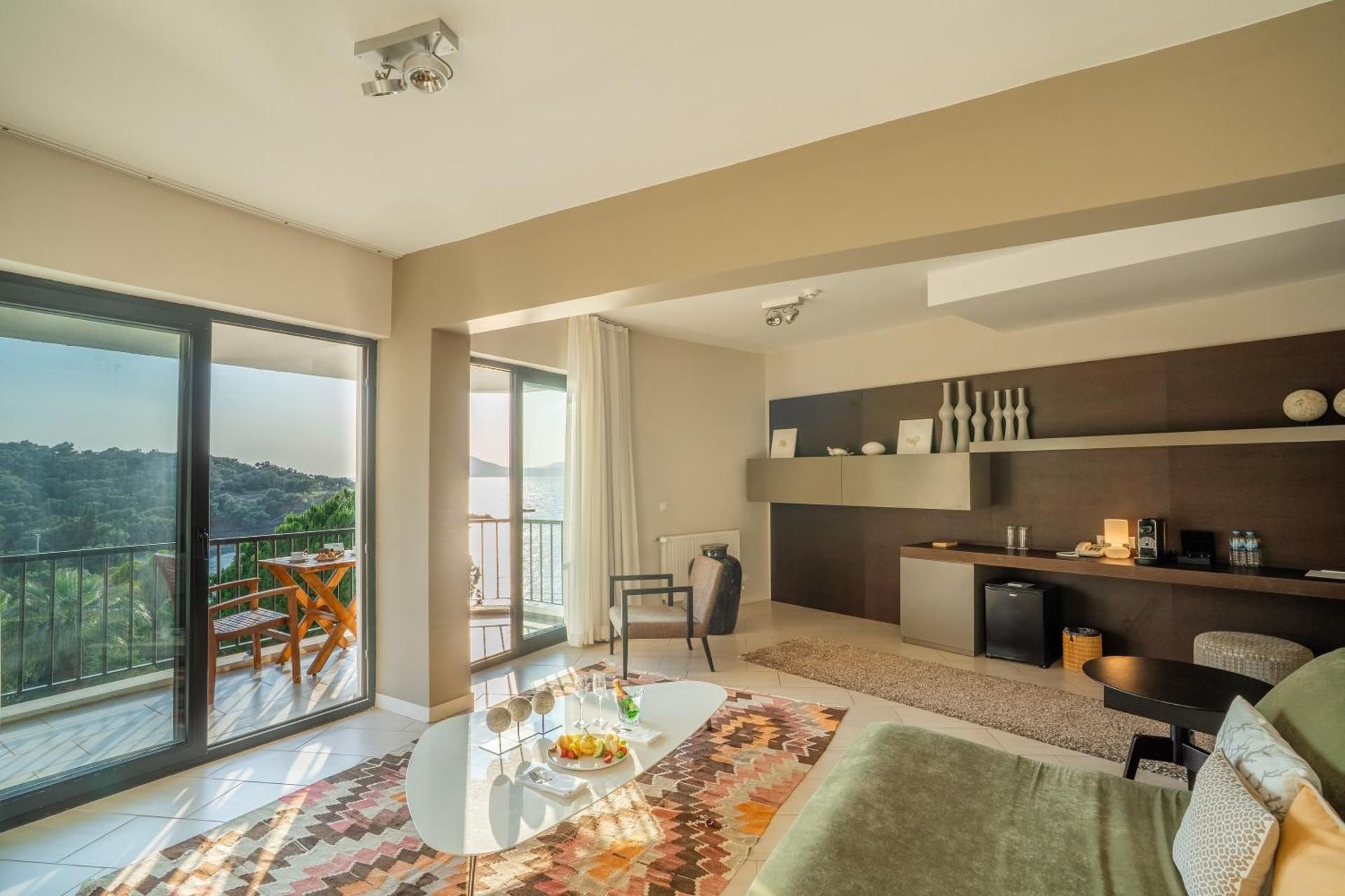 Med-Inn Hotel Executive Suite with Sea View