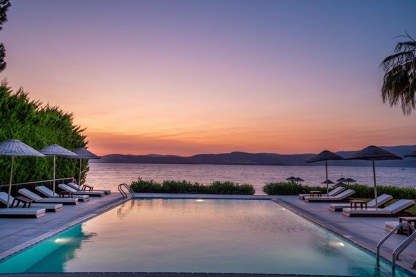 swimming pool [outdoor]