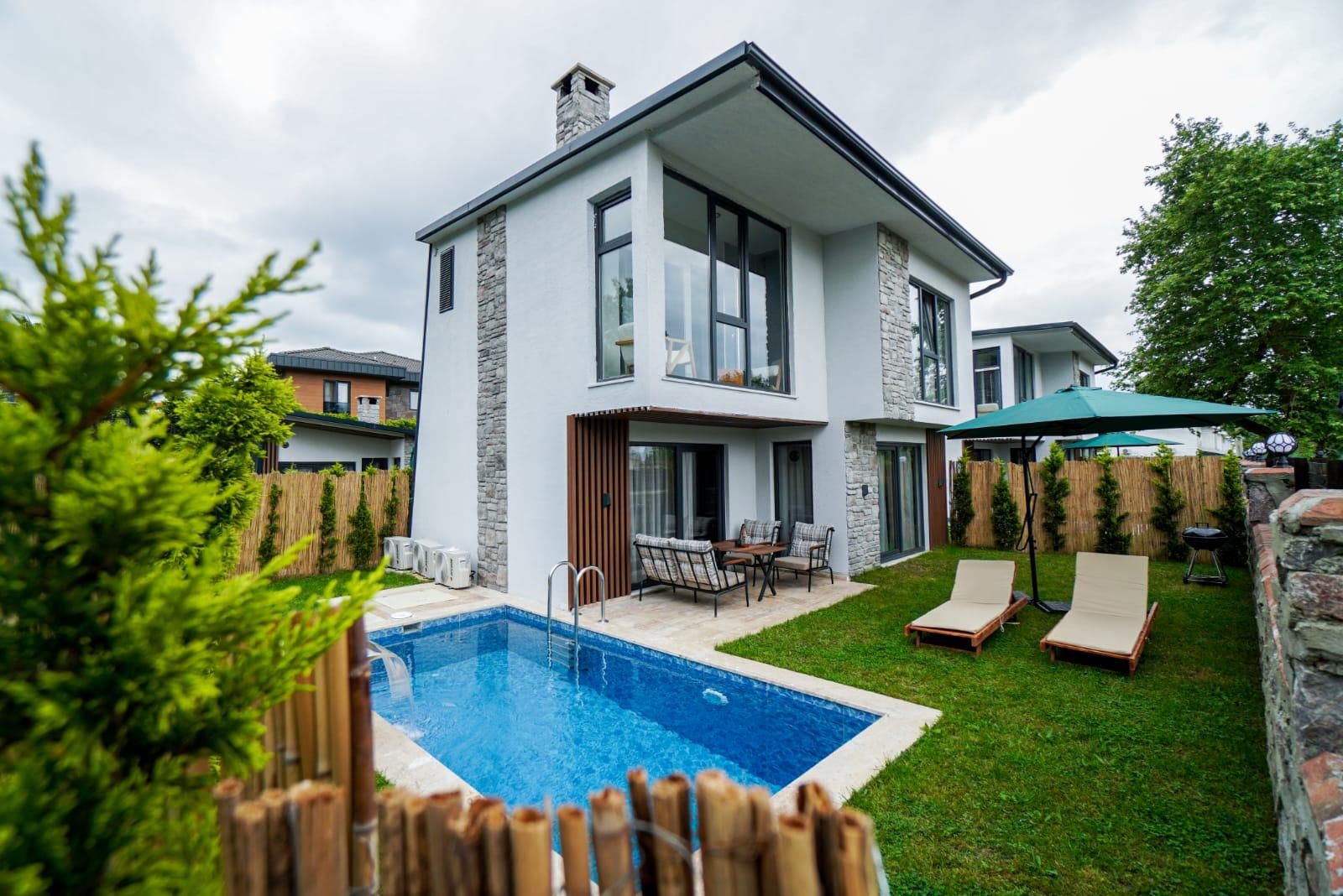 Deluxe Garden With Warm Pool