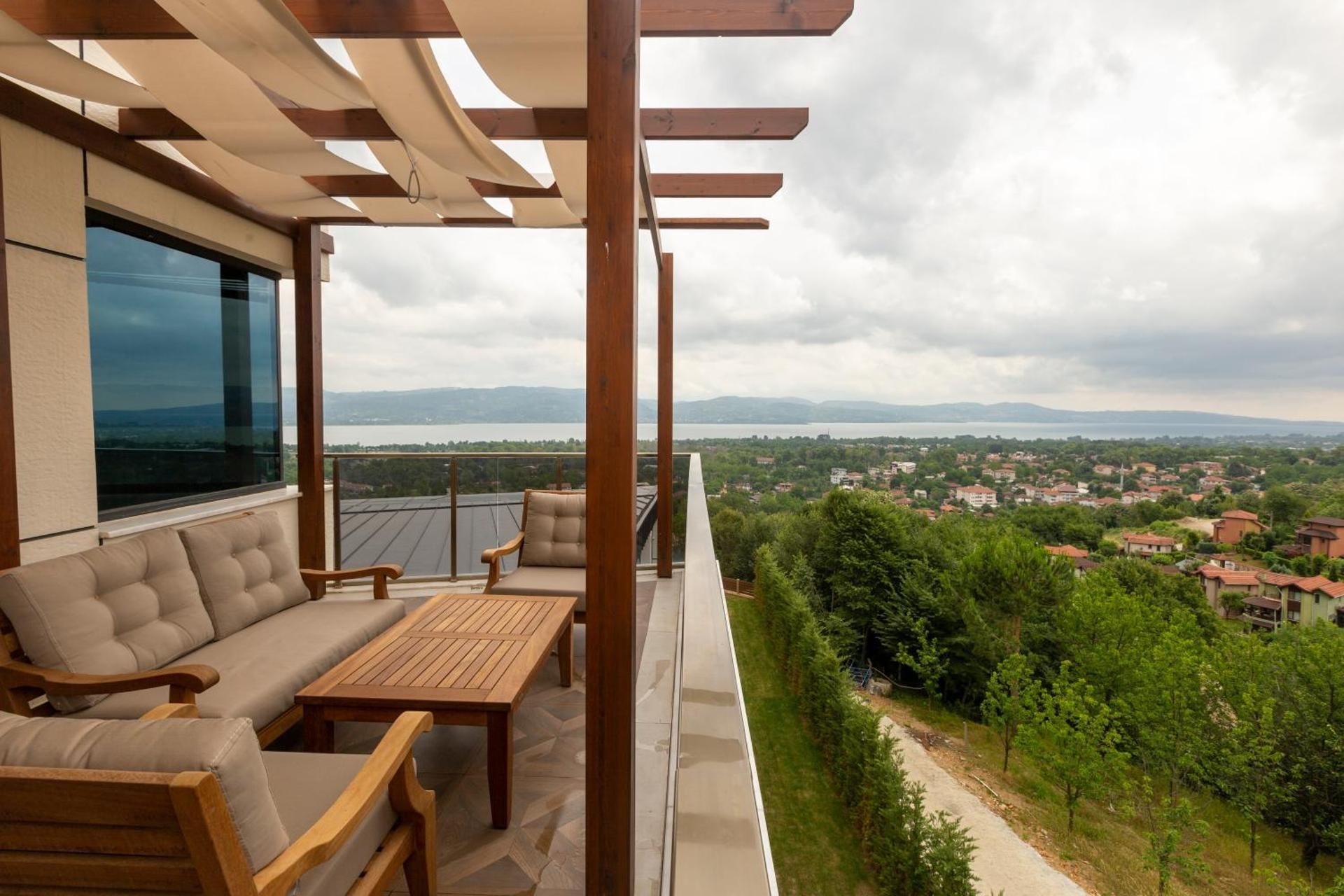 Presidential Suite with Lake View