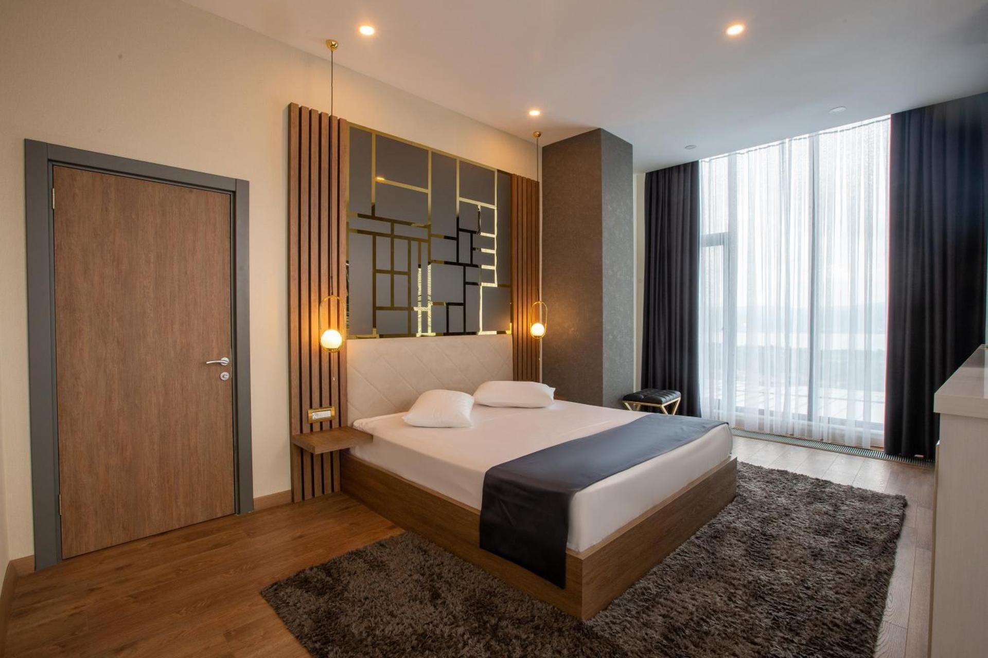 Presidential Suite with Lake View