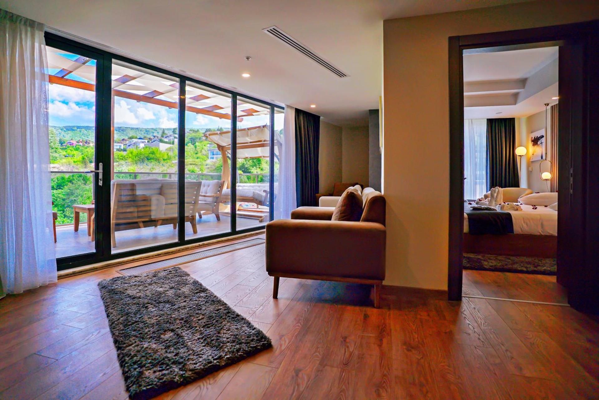 Executive Suite with Garden & Terrace Lake View 