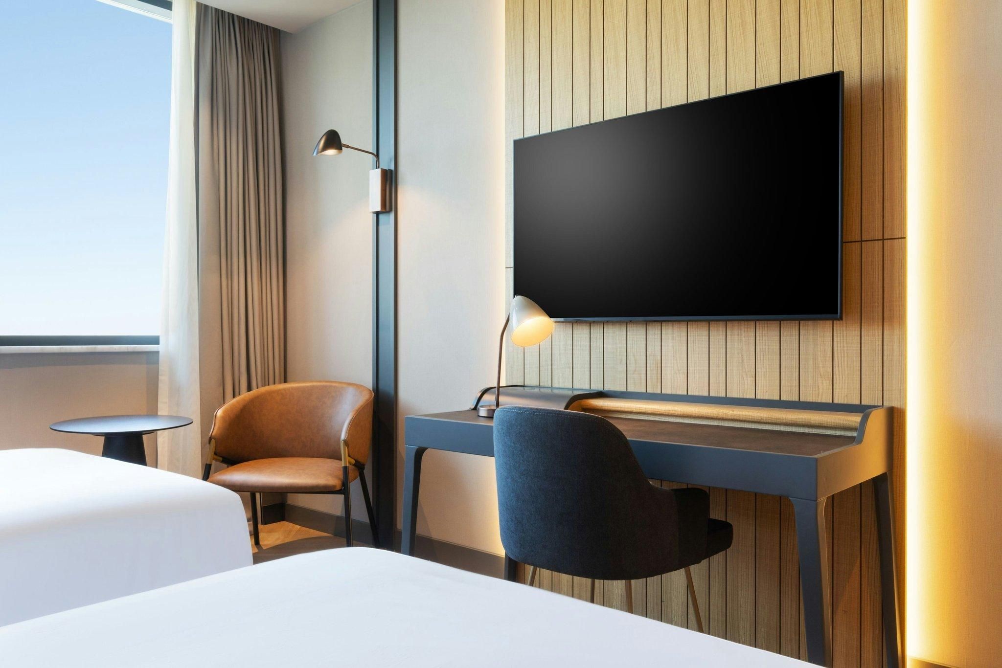 Traditional, Guest Room, 2 Twin, City View