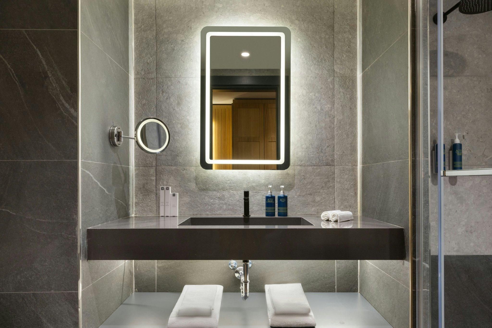 Traditional, Guest Room, 2 Twin, City View