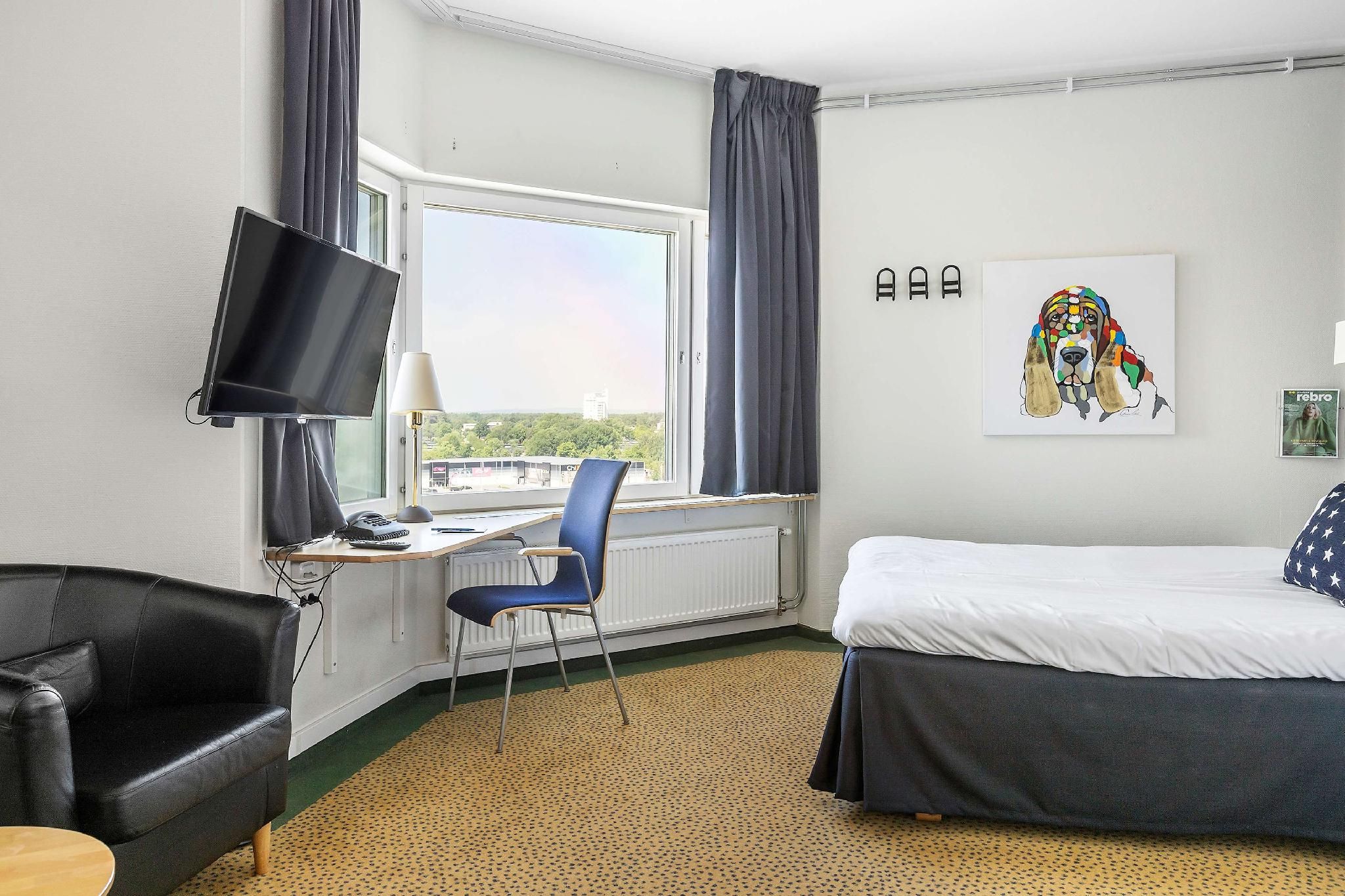 1 Queen Bed, Nonsmoking, Standard, Shower