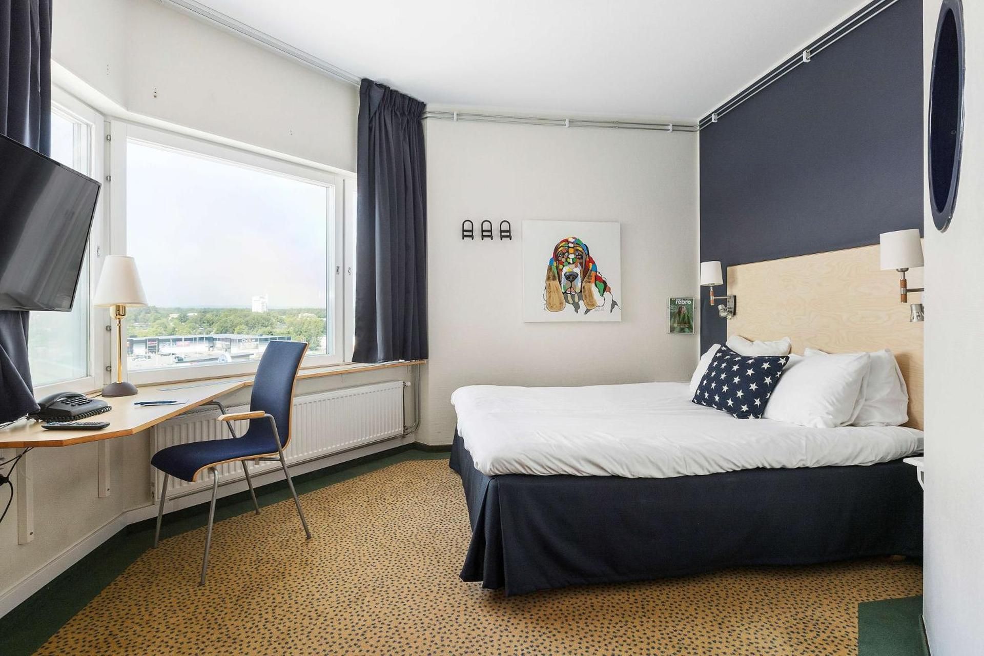 1 Queen Bed, Nonsmoking, Standard, Shower