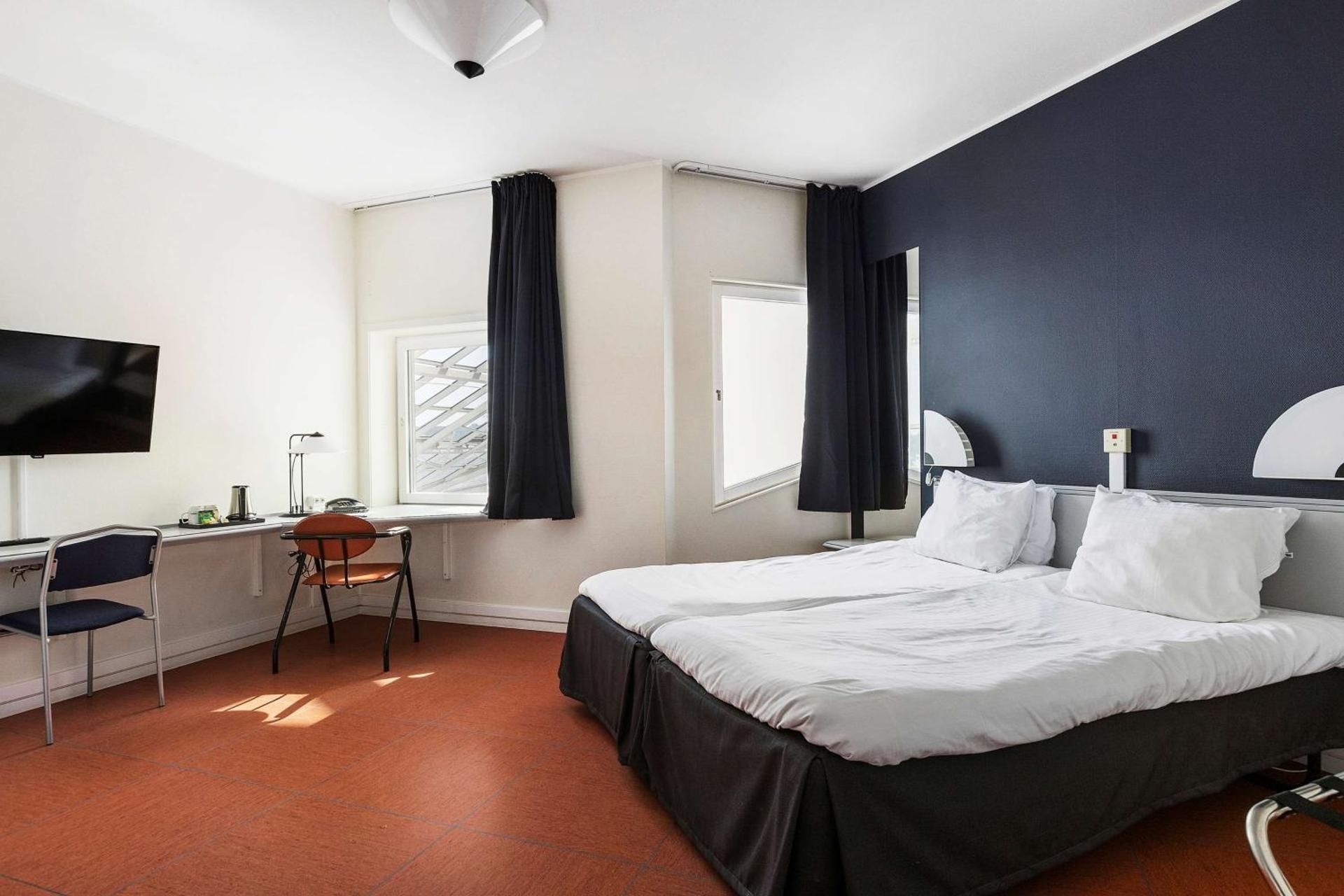 1 Double Bed, Nonsmoking, Standard, Shower, Room For Physically Challenged