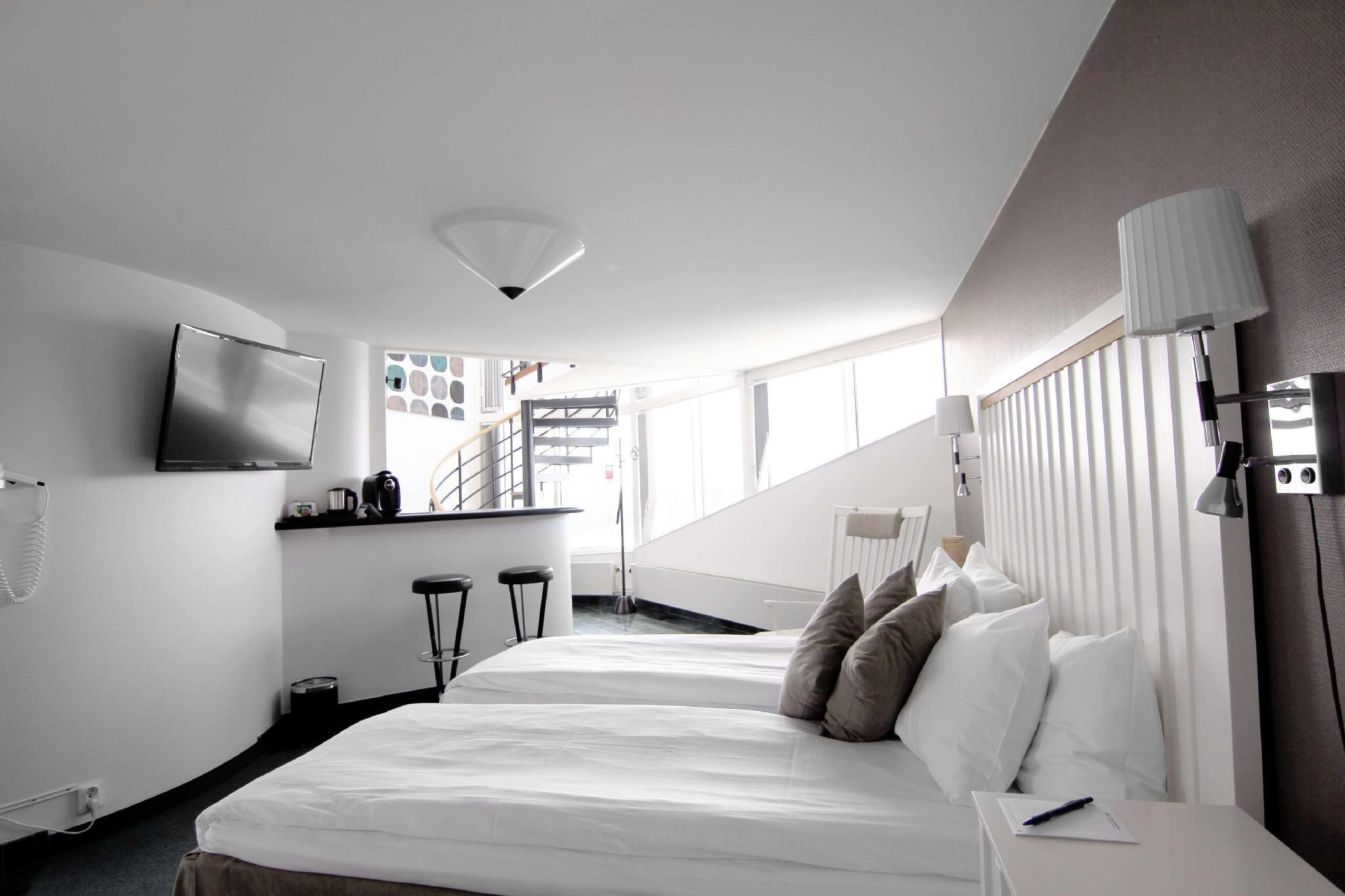 Suite - 1 King Bed, Nonsmoking, Shower, Top Floor