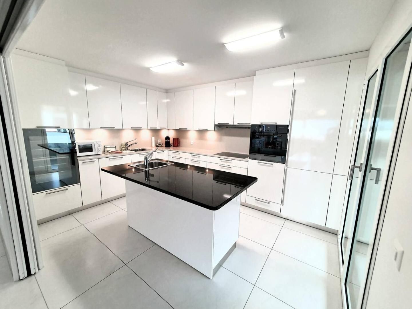 Top Floor Penthouse Suite with Lake View