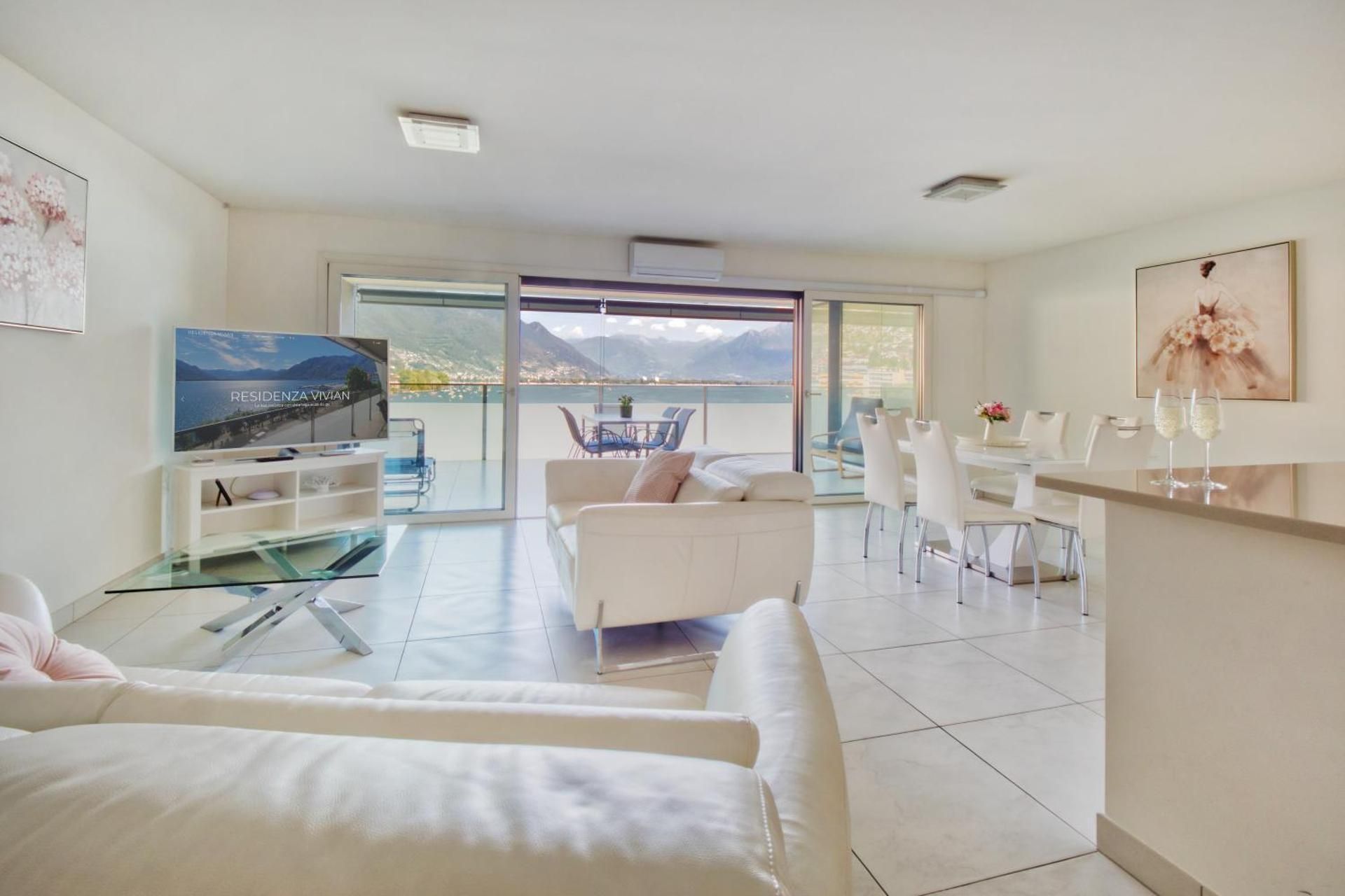 Deluxe Apartment with Lake View