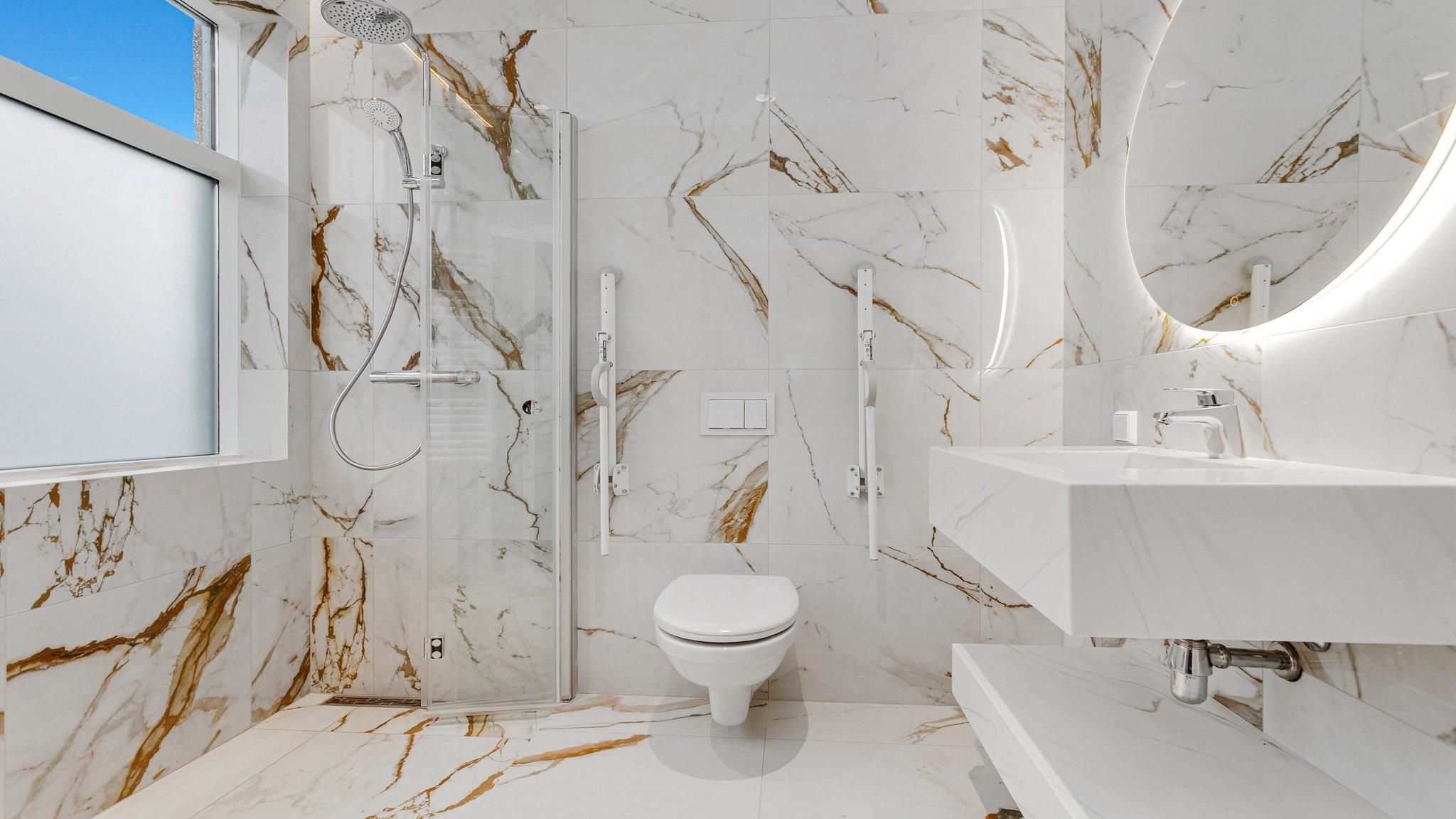 1 Queen Studio Accessible Full Kitchen