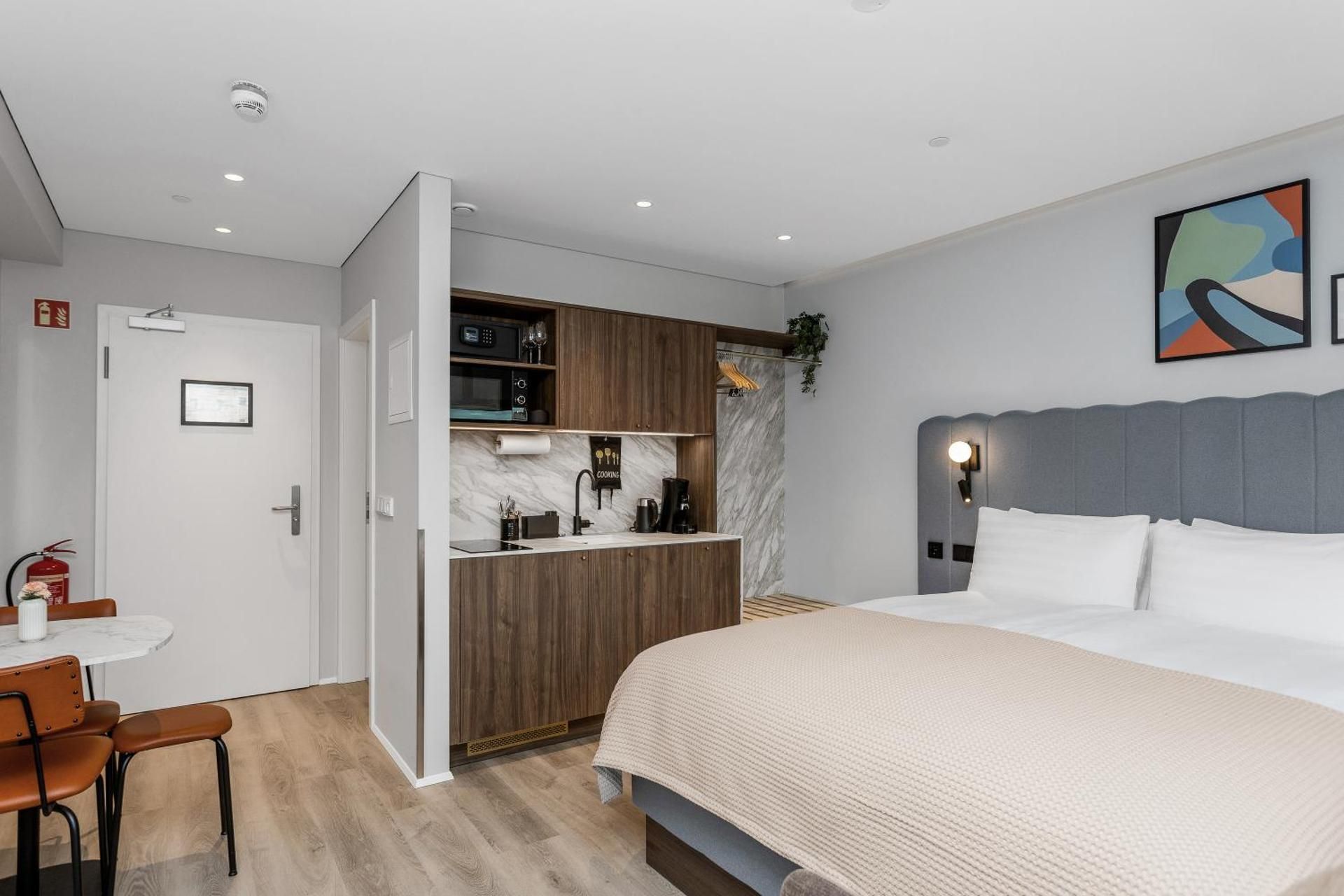 1 Queen Studio Full Kitchen with Single Sofa Bed