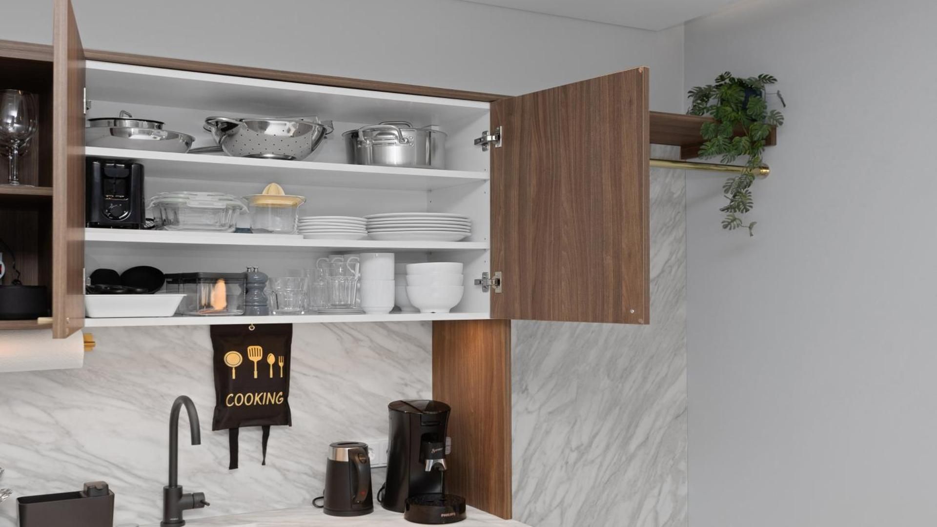 1 Queen Studio Full Kitchen with Single Sofa Bed