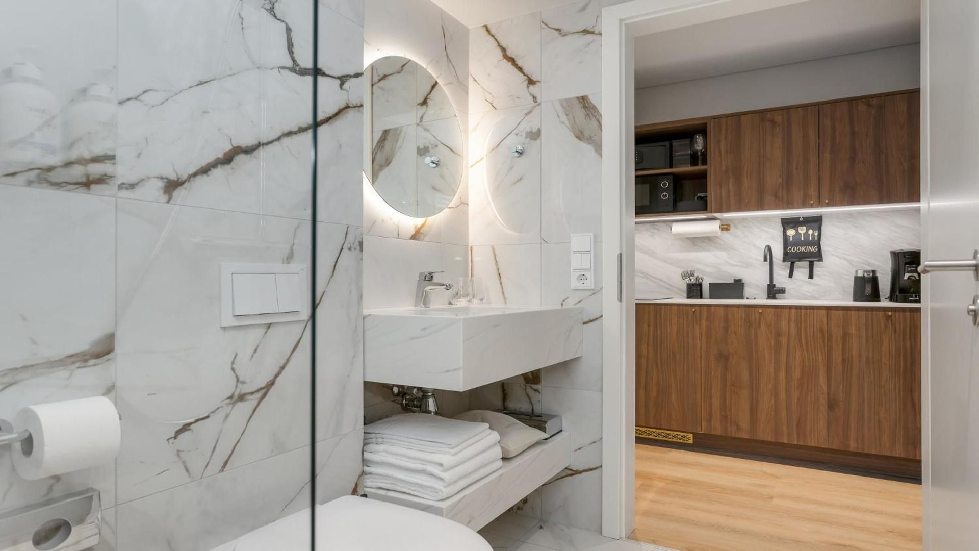 1 Queen Studio Full Kitchen with Sofa Be