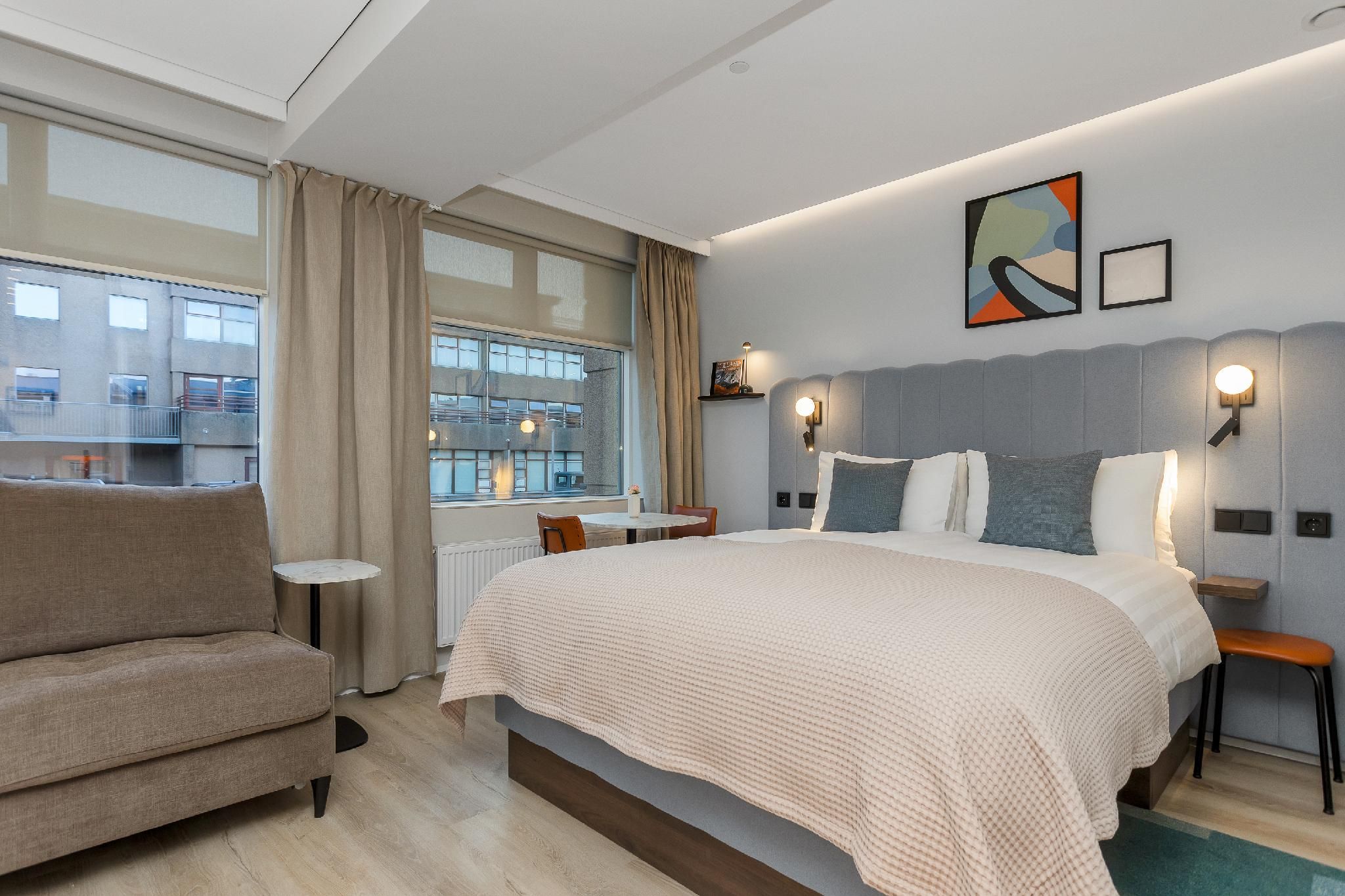 1 Queen Studio Full Kitchen with Sofa Be