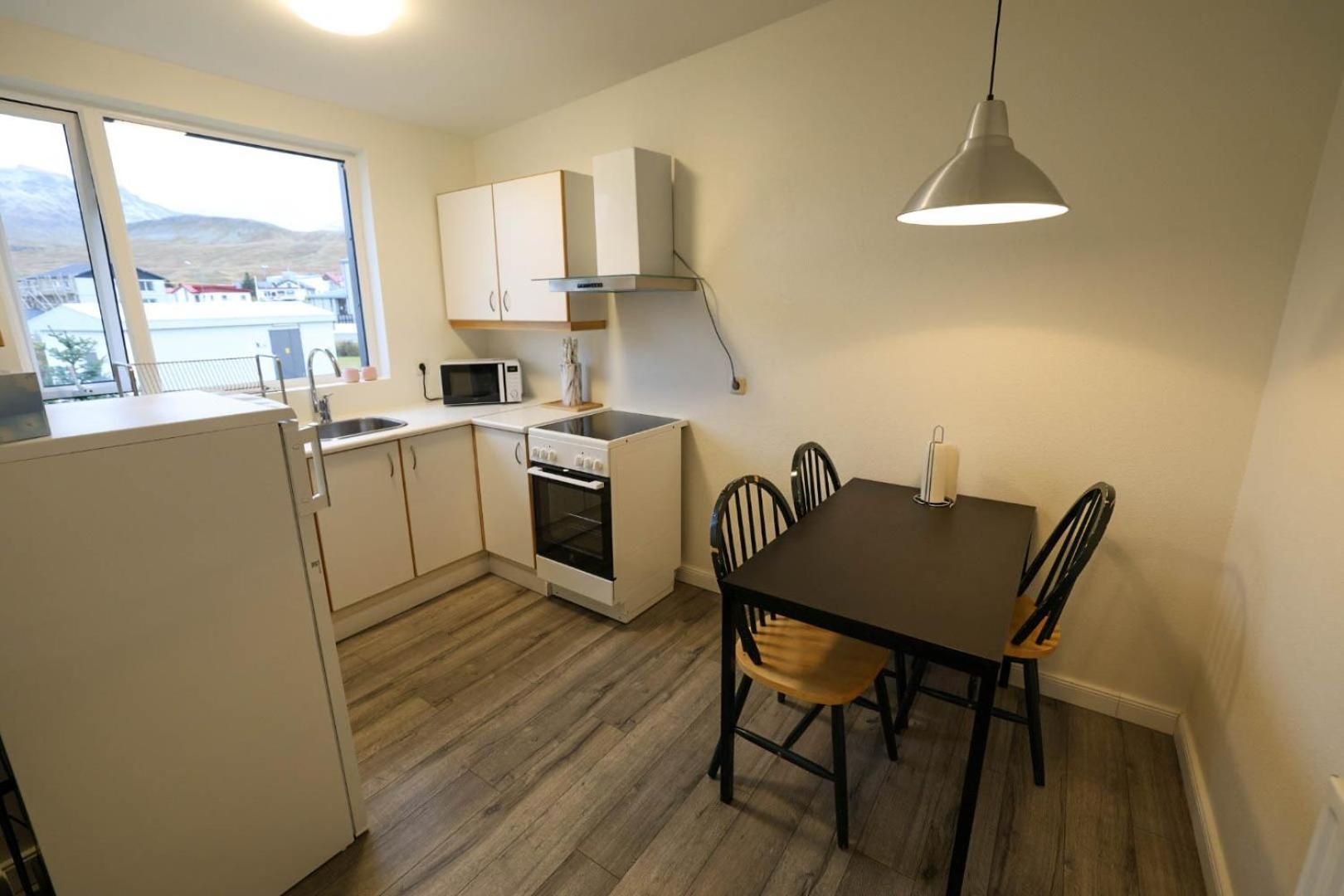 Apartment with Mountain View