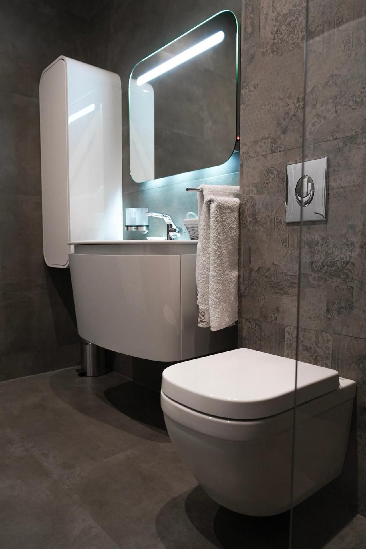 Apartment with Mountain View