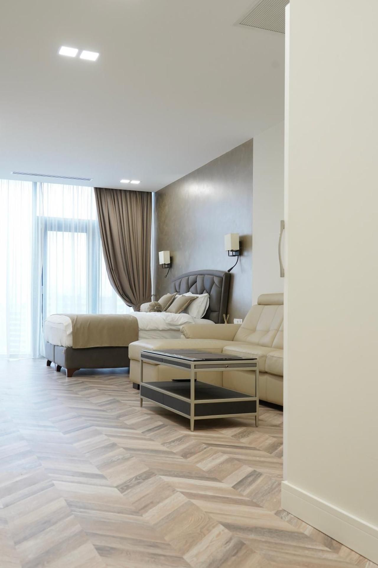 Apartment with Mountain View