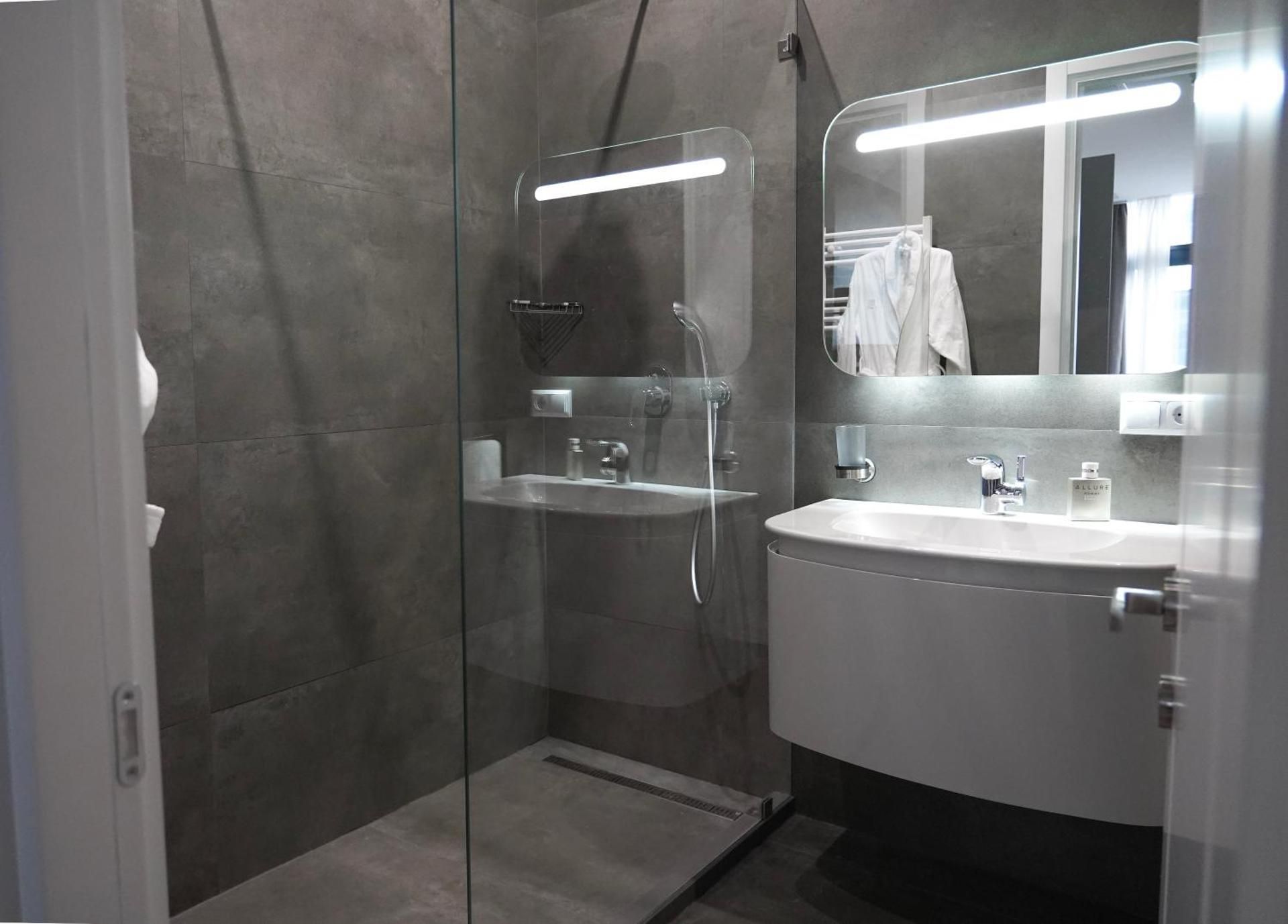 Apartment with Lake View