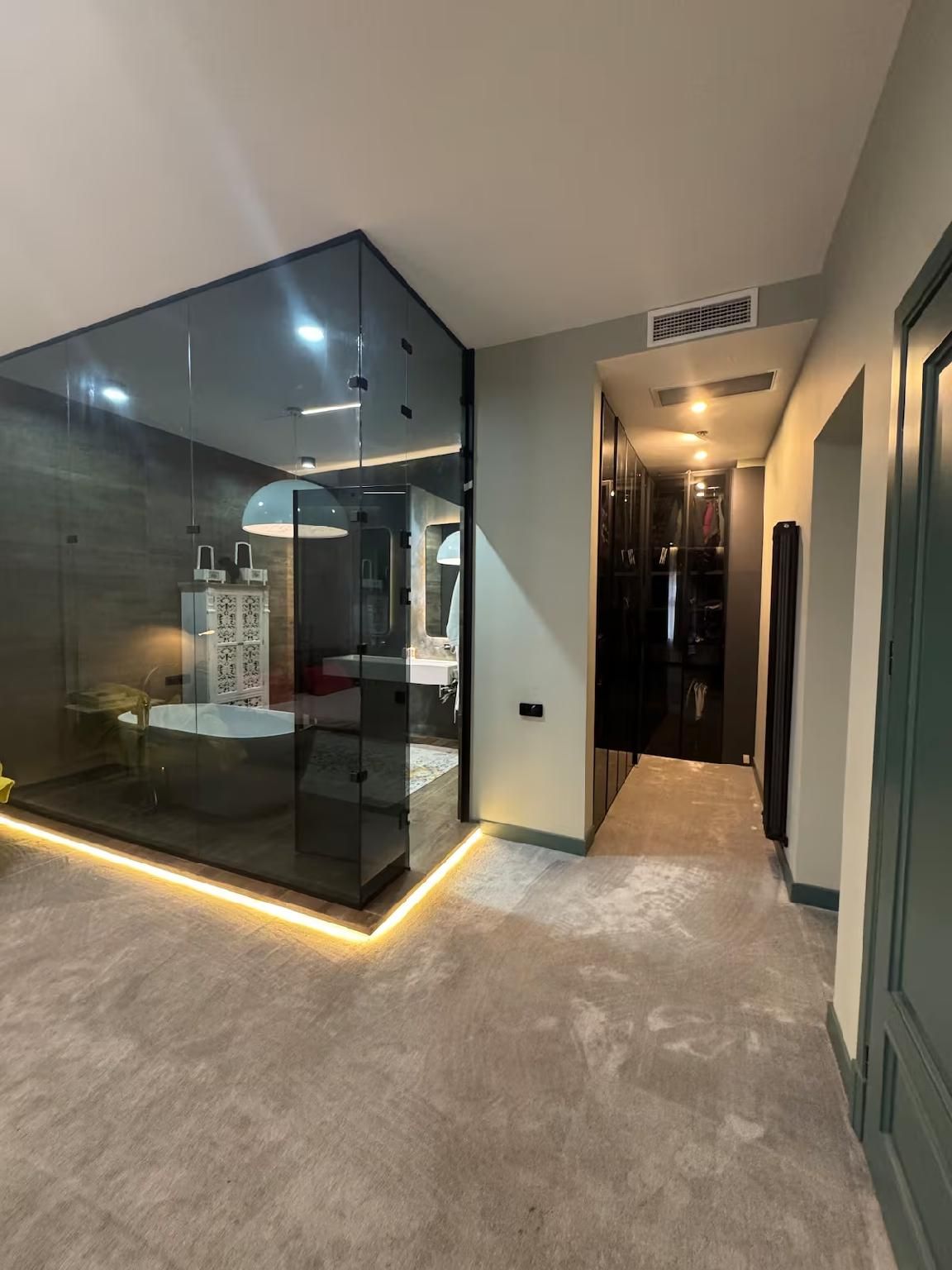 Casa Blu Suit with Bathtub 3