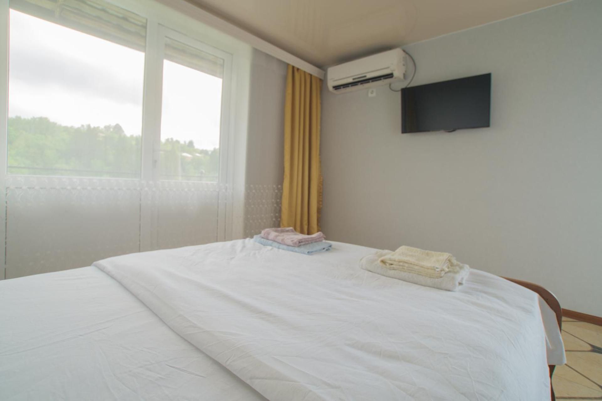 Bagrat Guest House Deluxe Double or Twin Room with Balcony 2