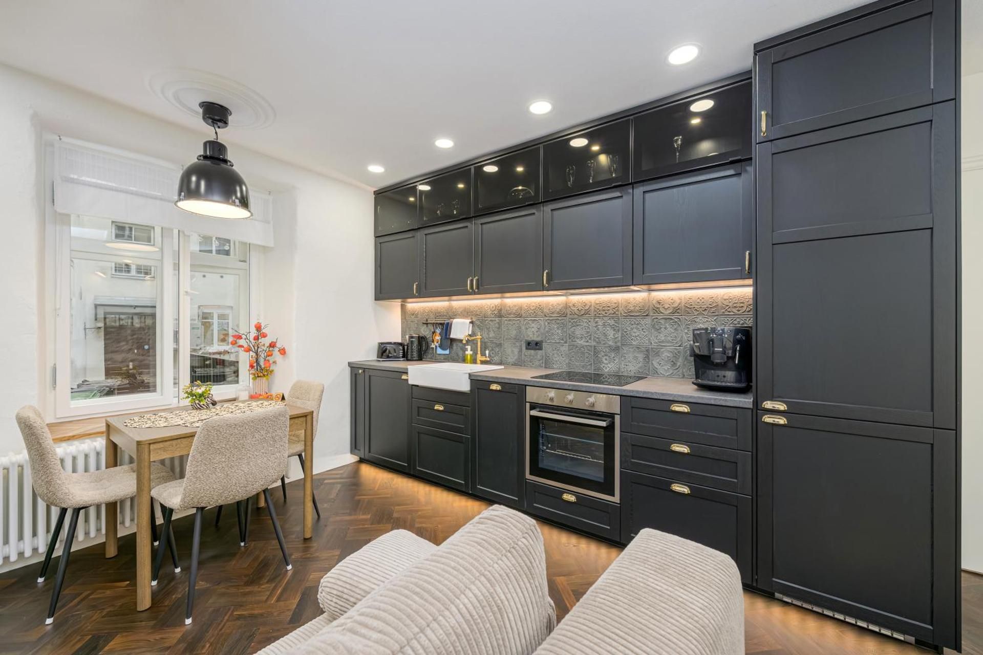 Studio Apartment with Queen Bed