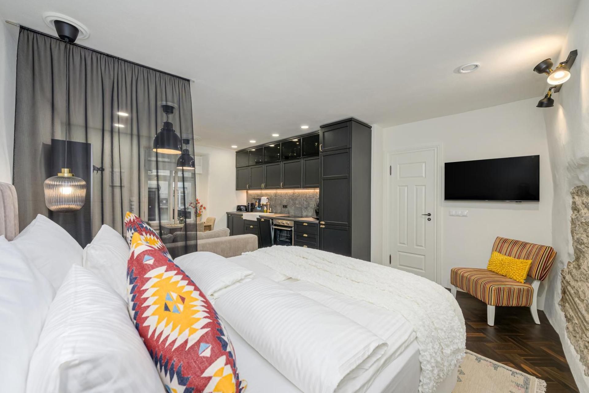 Studio Apartment with Queen Bed