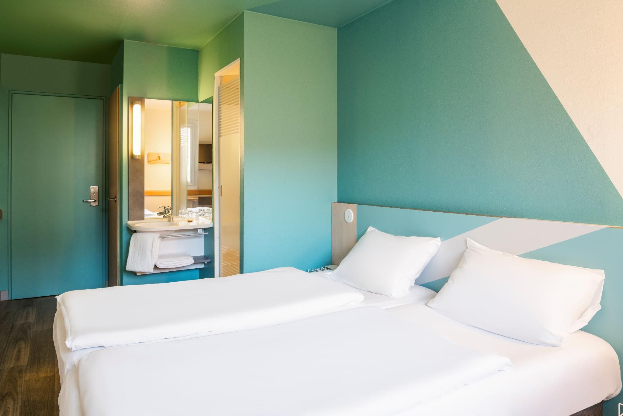 ibis budget Ulm City Standard Room with 2 Single Beds 2