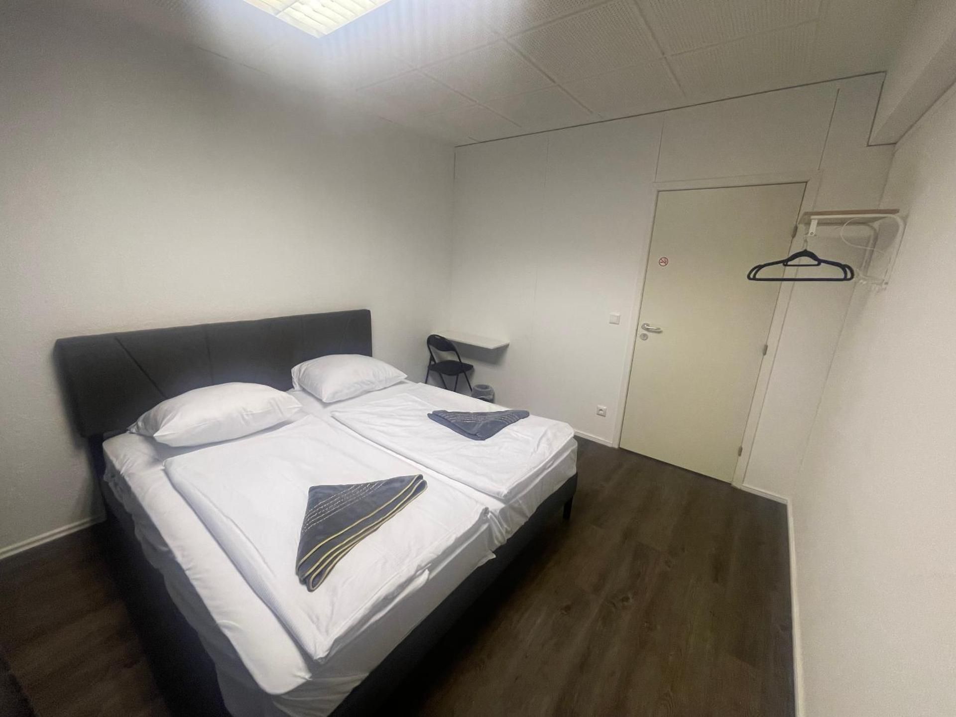 Milano Wandsbek City Twin Room with Shared Bathroom 2