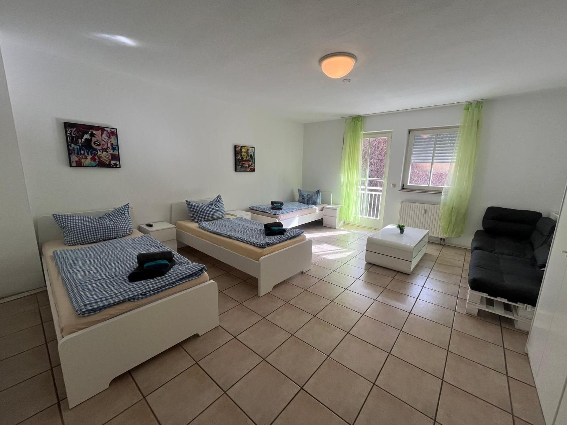 Apartmenthaus Home24 Triple Room with Balcony