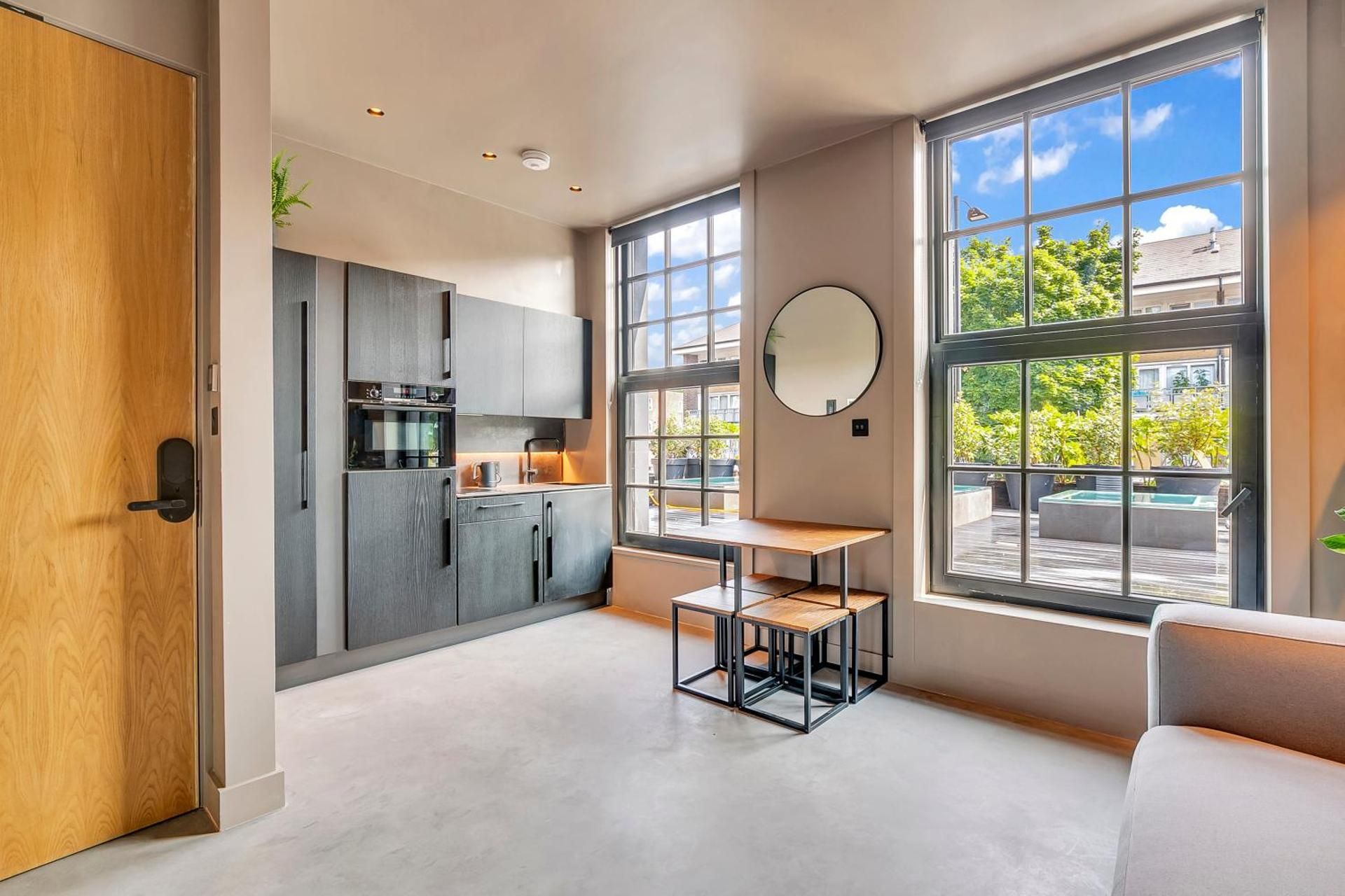 Deluxe One-Bedroom Apartment