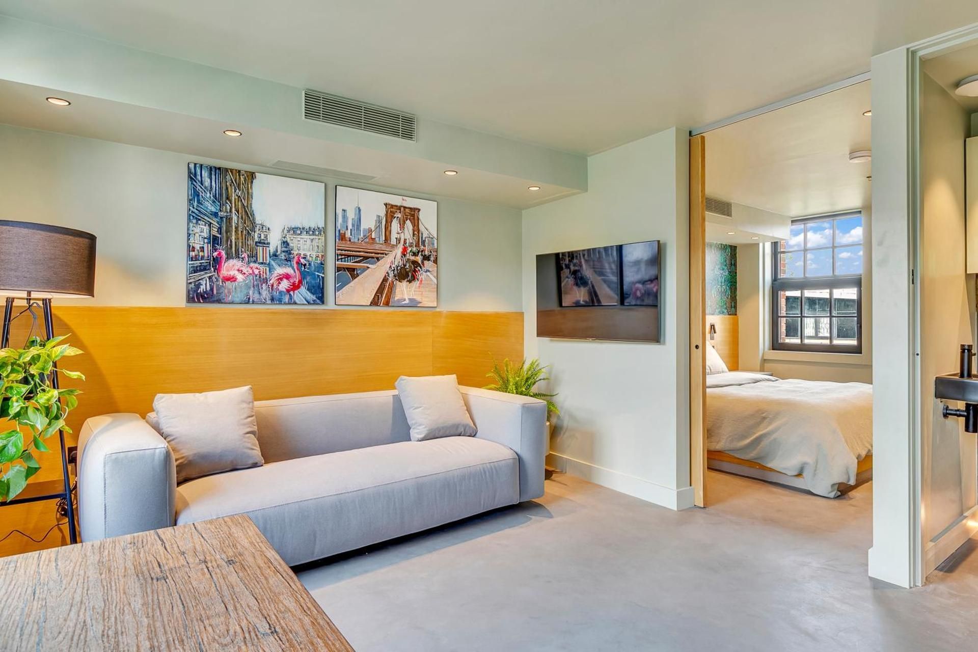 DELUXE APARTMENT