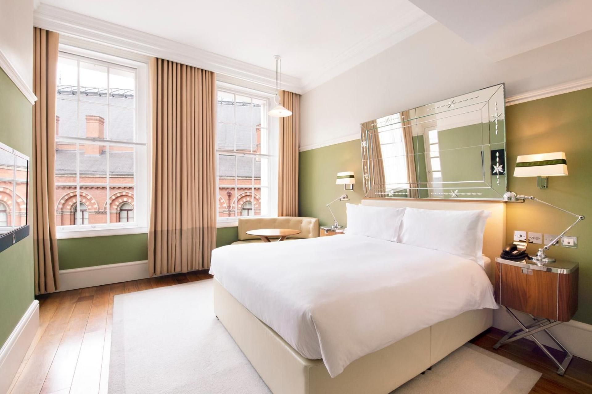Victorian, Larger Guest room, 1 King