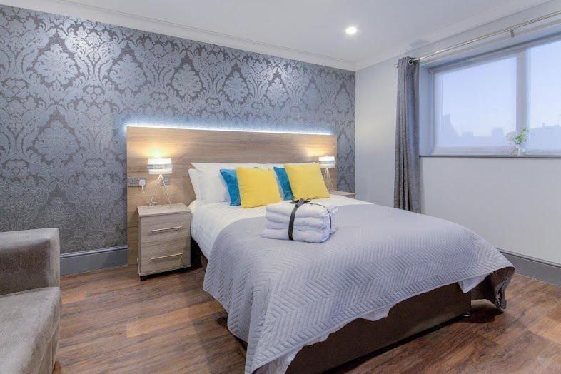 Deluxe One-Bedroom Apartment