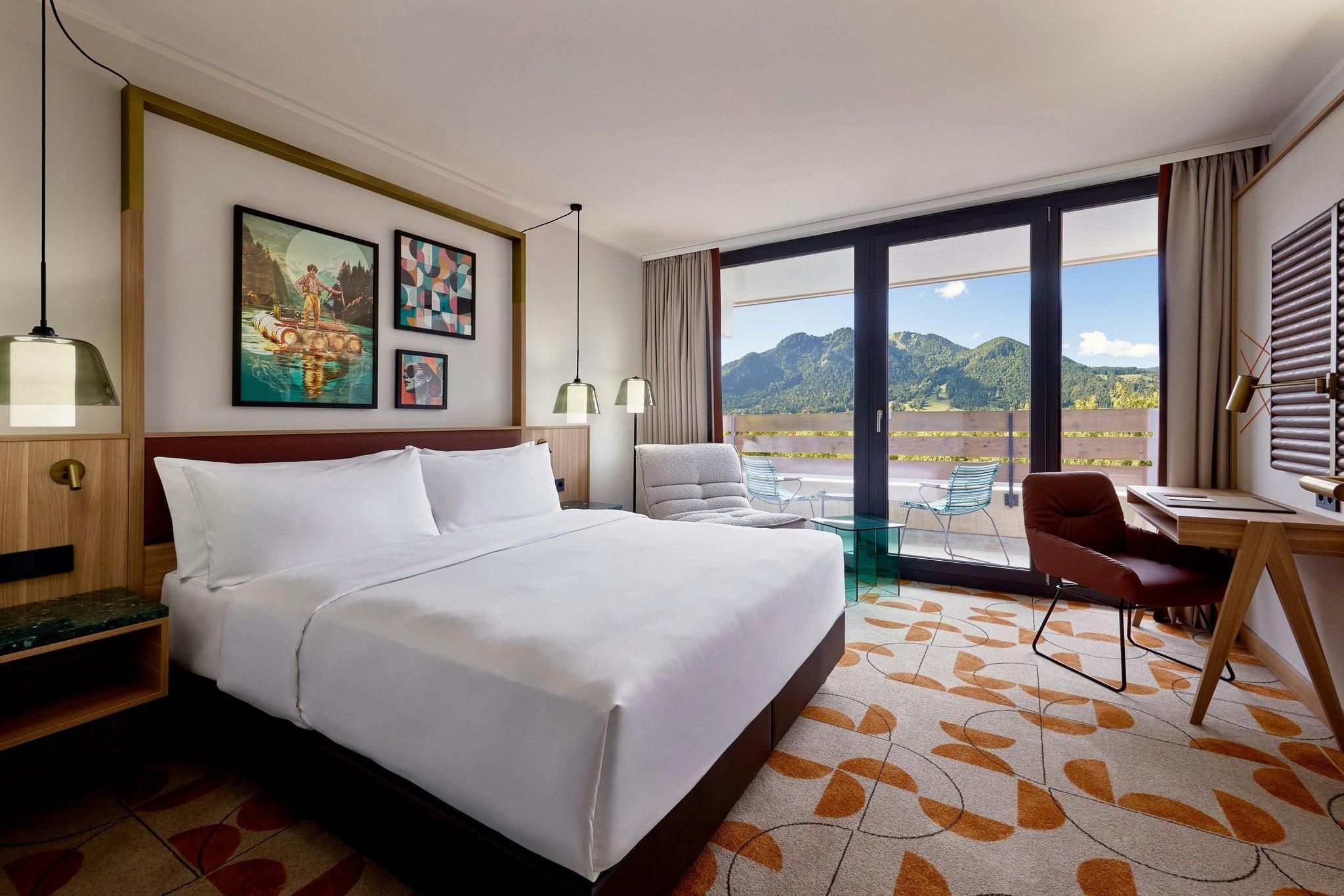 Comfort, Guest Room, 1 King, Garden View, Balcony