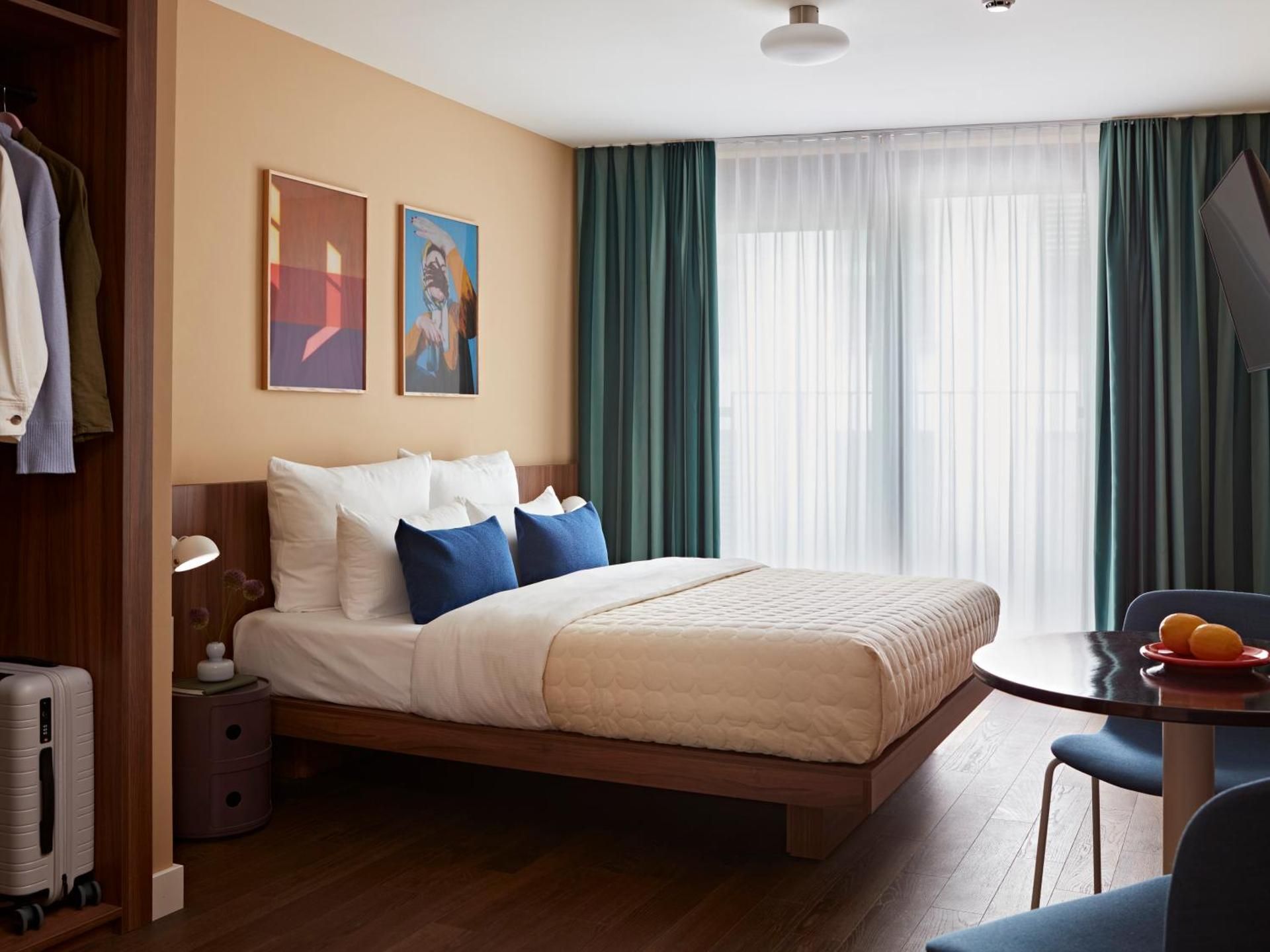  Medium Room